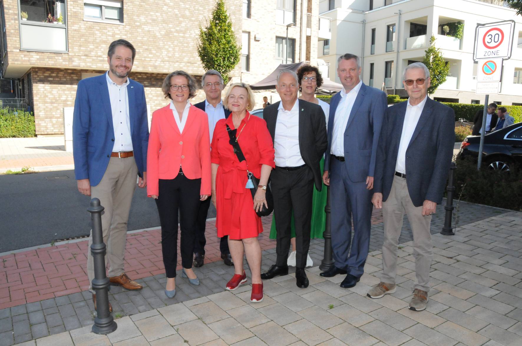  Bauministerin Ina Scharrenbach (2.v.l.) und ,Alexander Rychter, Verbandsdirektor des Verbandes der Wohnungswirtschaft Rheinland-Westfalen (4.v.r.), waren anlässlich des WohneNRW-Tages 2023 in Büderich zu Besuch.   