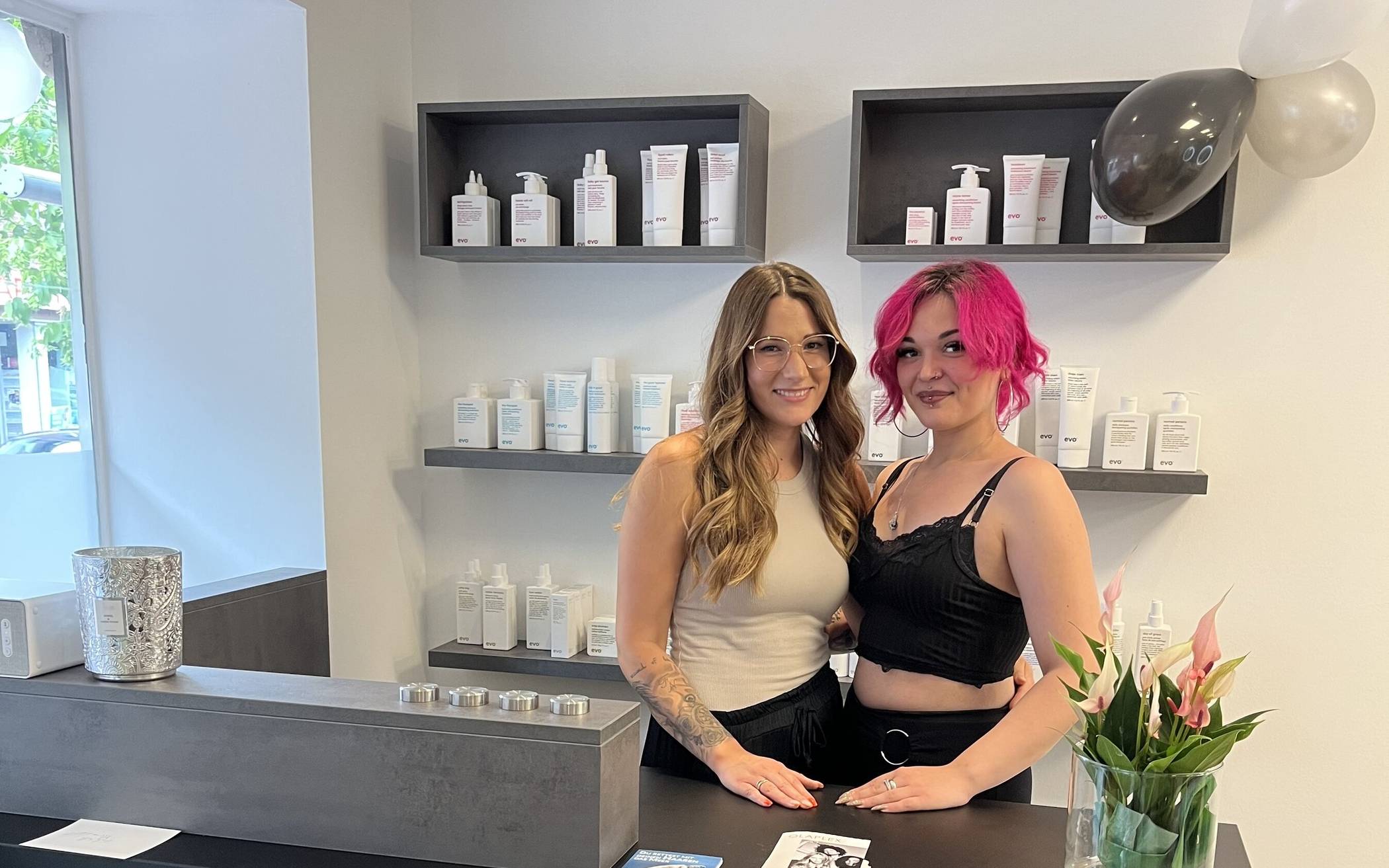 Friseurmeisterin Jana Grau und Mitarbeiterin Wiebke Leven