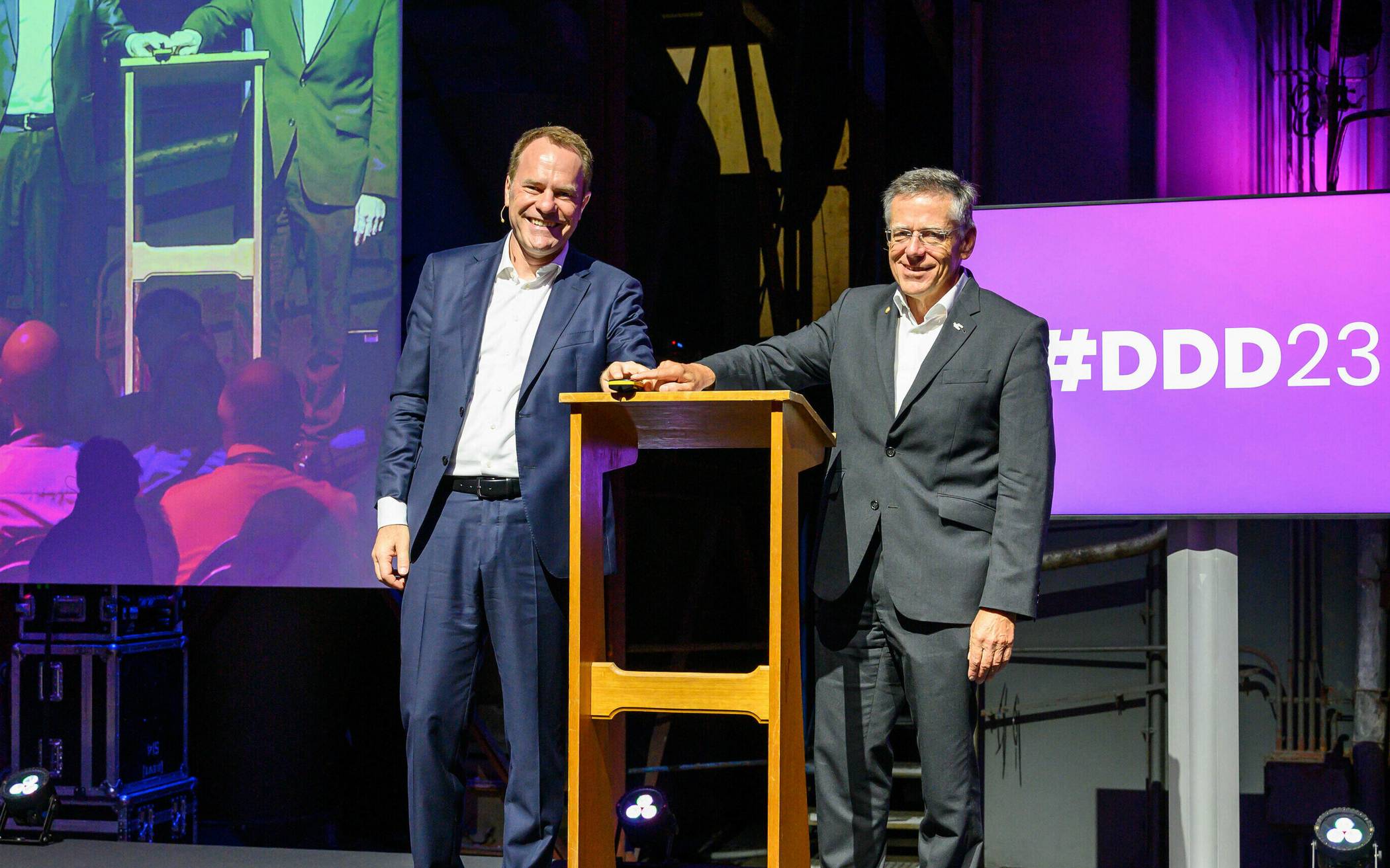 Landrat Hans-Jürgen Petrauschke (r.) und der Düsseldorfer Oberbürgermeister Dr. Stephan Keller eröffneten den Digital Demo Day.   