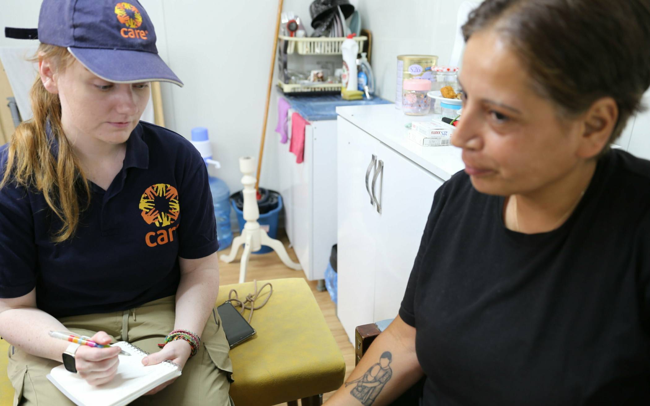 Care-Mitarbeiterin Sarah Easter (links) im Gespräch