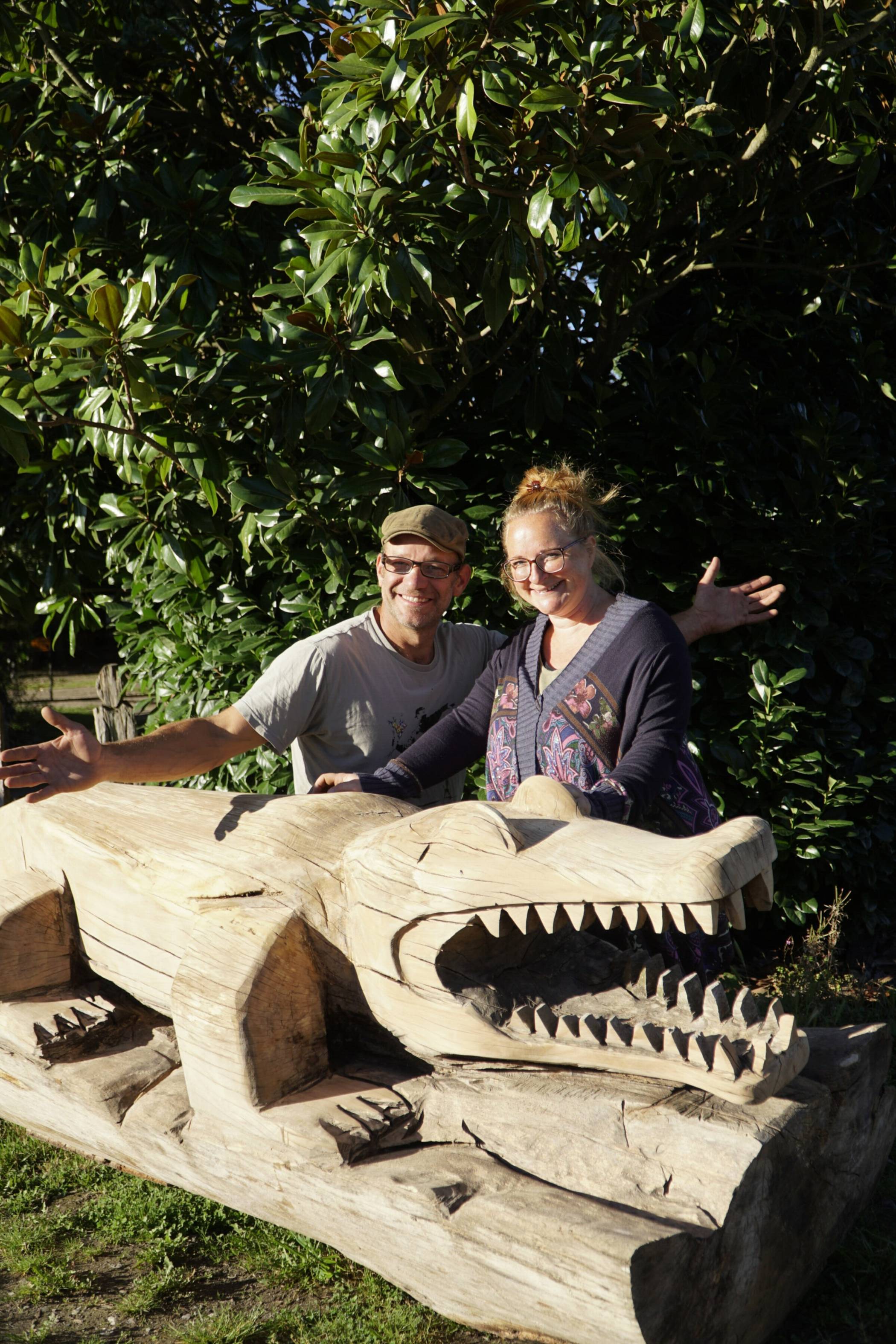 Svenja Neuendorf und Roland Giersch mit einer ihrer Skulpturen.   