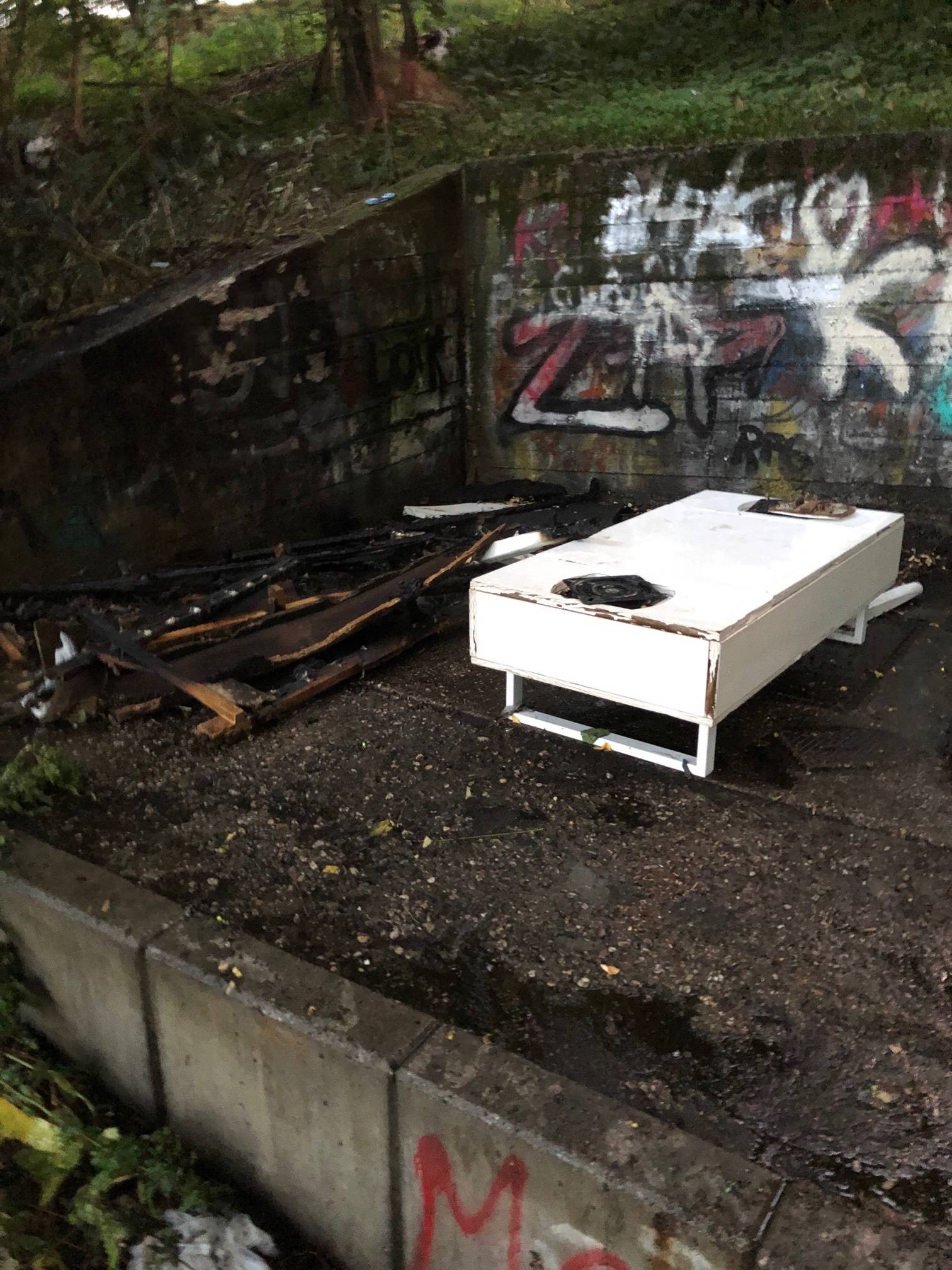 Polizei sucht Zeugen: Sofa und Holzpalette in Brand