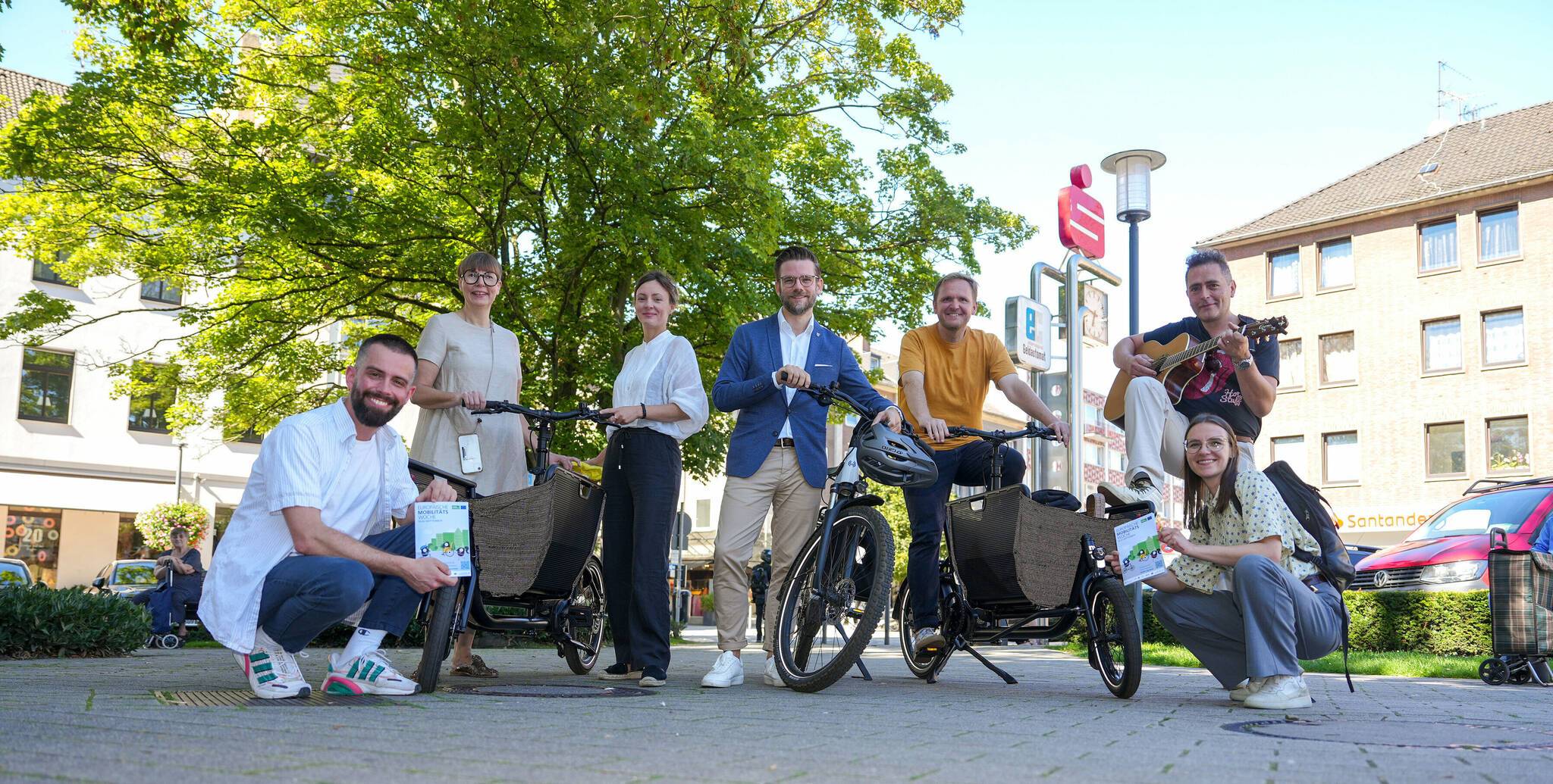 Unterwegs in Sachen nachhaltige Mobilität (v.l.): Stadtteilkoordinator Marius Müller, Brigitte Behrendt, Leiterin Zentralbibliothek, Vera Tolo von der Stadtverwaltung, Oberbürgermeister Felix Heinrichs, Michael Bahrke, Leiter Strategische Entwicklung, Musiker Daniel Vaaßen und Stadtteilkoordinatorin Ann-Kathrin Stelter.