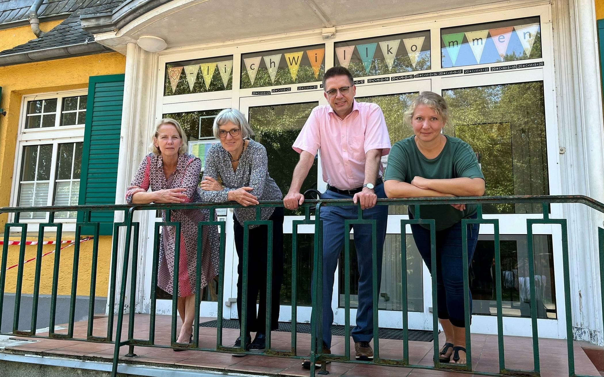 Die Paul-Moor-Schule und der Caritas-Verband kämpfen mit der Bürokratie (v.l.): Schulleiterin Marion Middendorp, Caritas-Bereichsleiterin Hildegard van de Braak, Caritas-Geschäftsführer Frank Polixa und Isabell Wyes, Mutter der 11-jährigen Schülerin Matilda. 