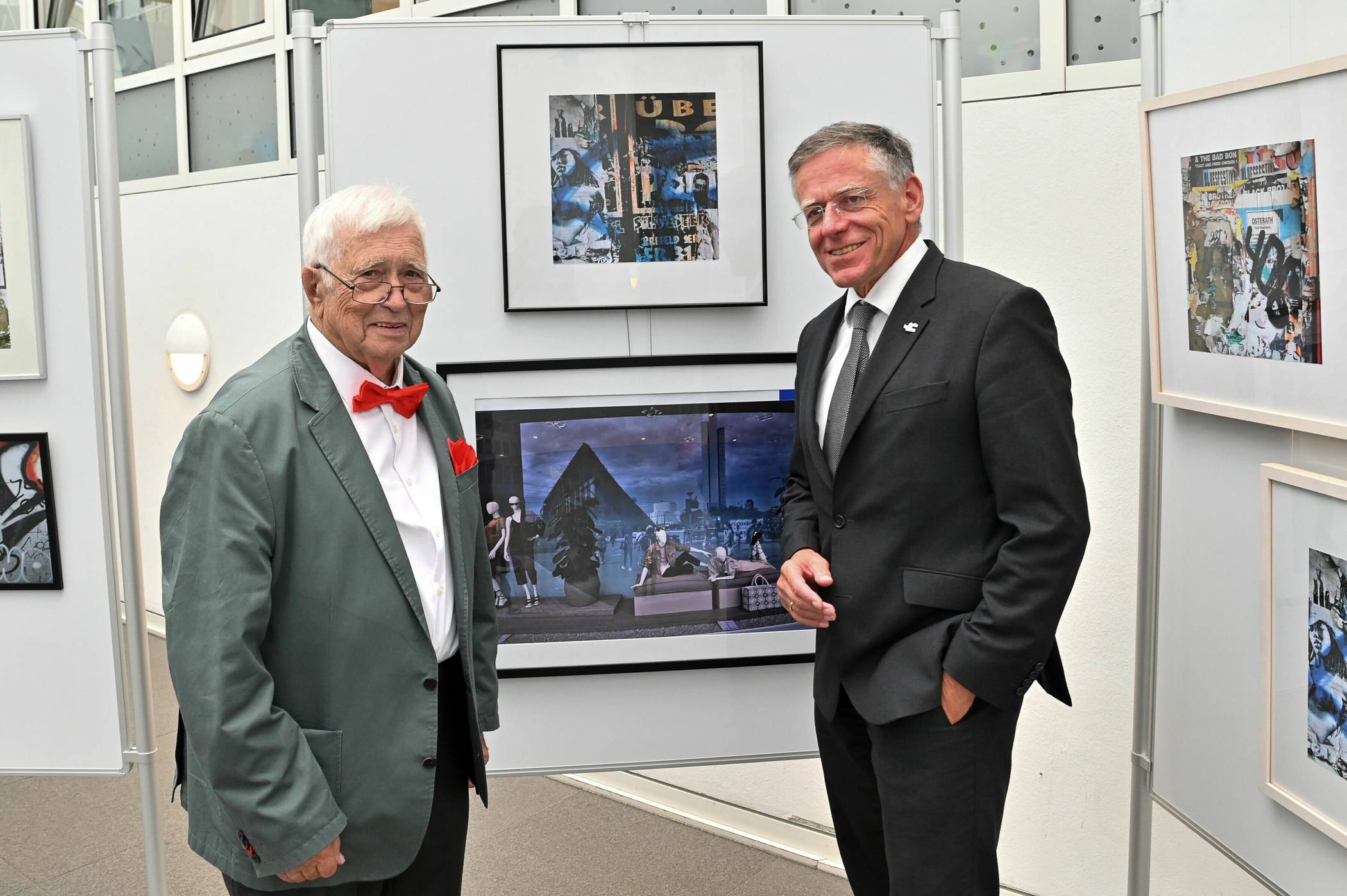 Künstler Johannes Bär (l.) mit Landrat Hans-Jürgen Petrauschke bei der Eröffnung der Ausstellung im Kreishaus Neuss. 