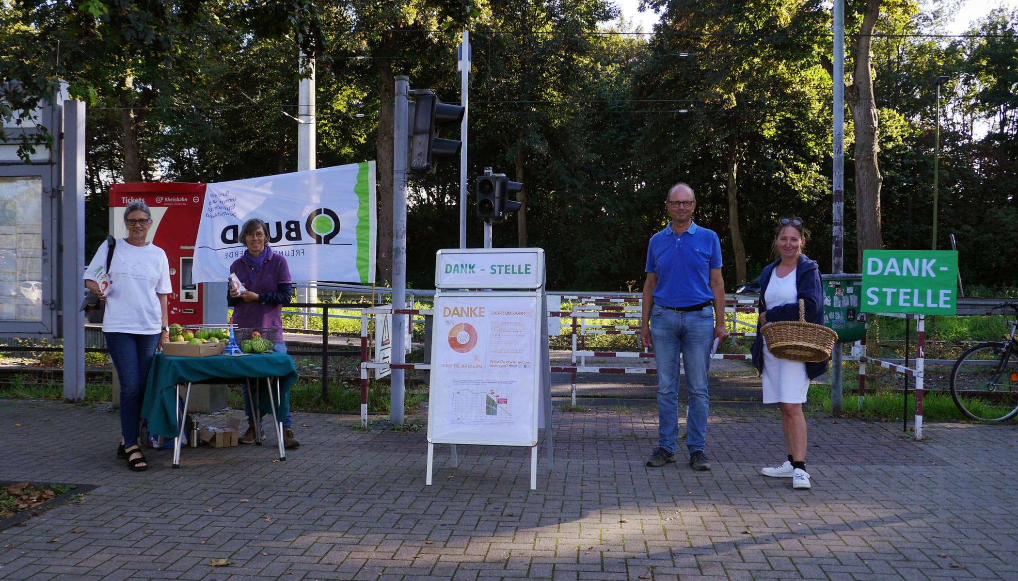  Eine „Dankstelle“ für ÖPNV-Nutzer hatten BUND Meerbusch und Parents for Future am Montag an der Haltestelle „Haus Meer“ in Büderich eingerichtet. 