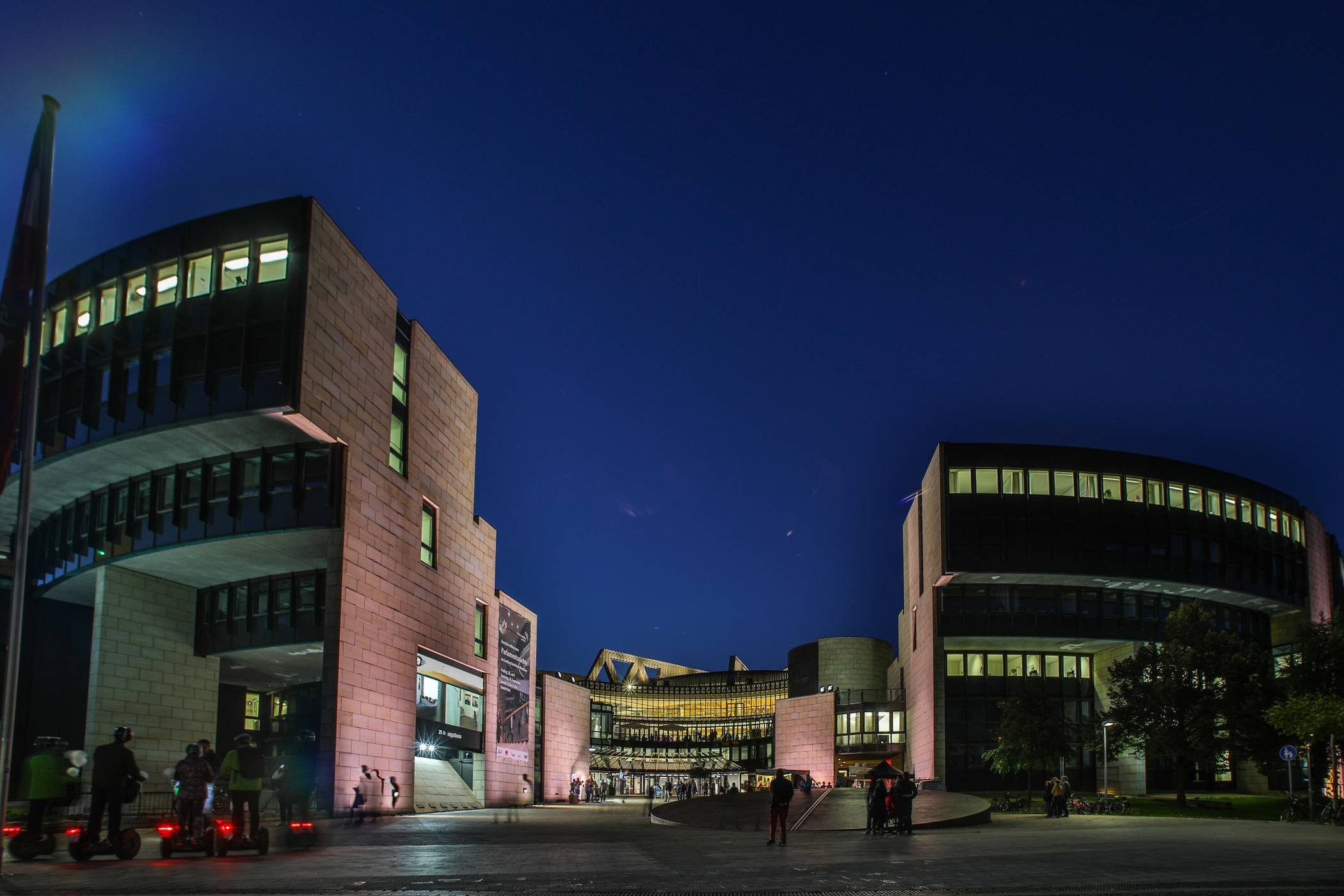  Das Parlamentsgebäude am Rhein wurde am 2. Oktober 1988 mit einem Festakt offiziell eröffnet. Am 29. September können die Bürgerinnen und Bürger den Landtag bei Nacht erleben.  