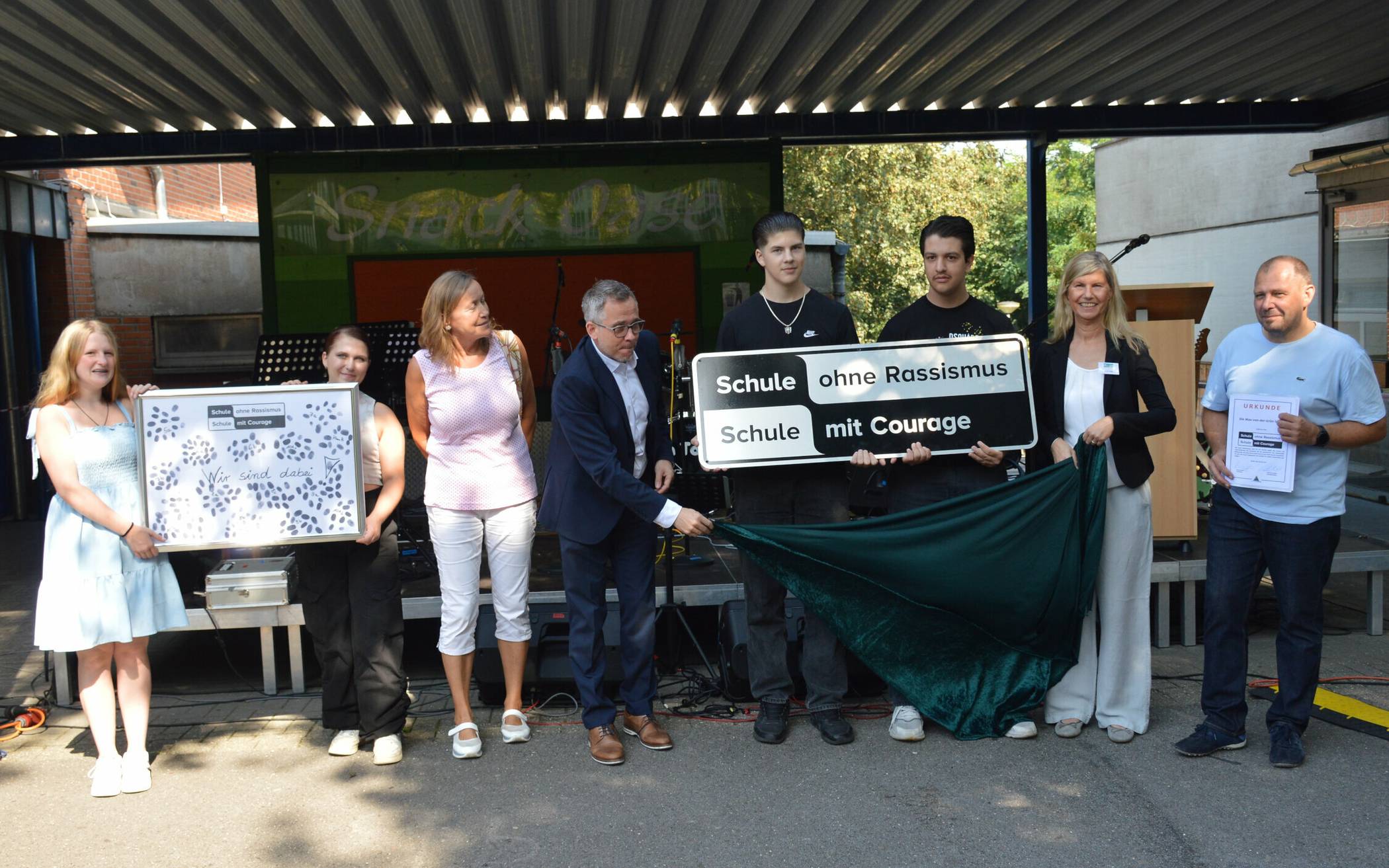 Schülerinnen der Max-von-der-Grün-Schule, Julietta Breuer (Schulpatin „Schule ohne Rassismus - Schule mit Courage“ ), Dezernent Jens Ernesti, Schüler, Nicole Stutz (stellv. Schulleiterin), Fred Falk (Schulleiter).