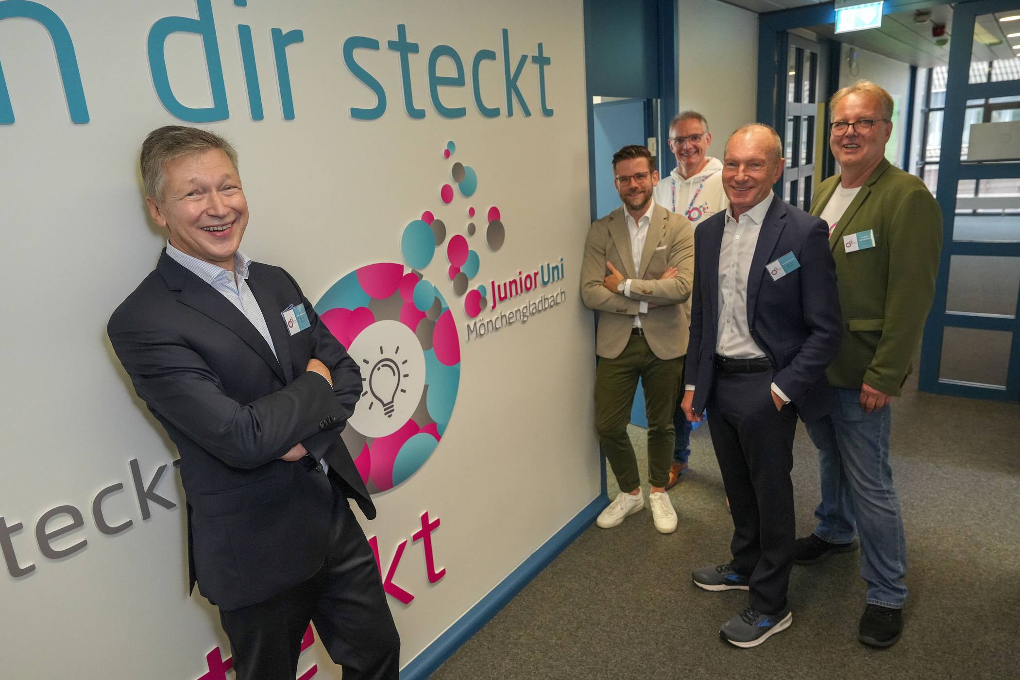 Tag der offenen Tür der JuniorUni mit (v.l.) Hartmut Wnuck (Geschäftsführung), Oberbürgermeister Felix Heinrichs, Prof. Dr. Siegfried Kirsch (Pädagogischer Leiter), Norbert Bienen (Geschäftsführung) und Norbert Büning (Jugendschutzbeauftragter).  