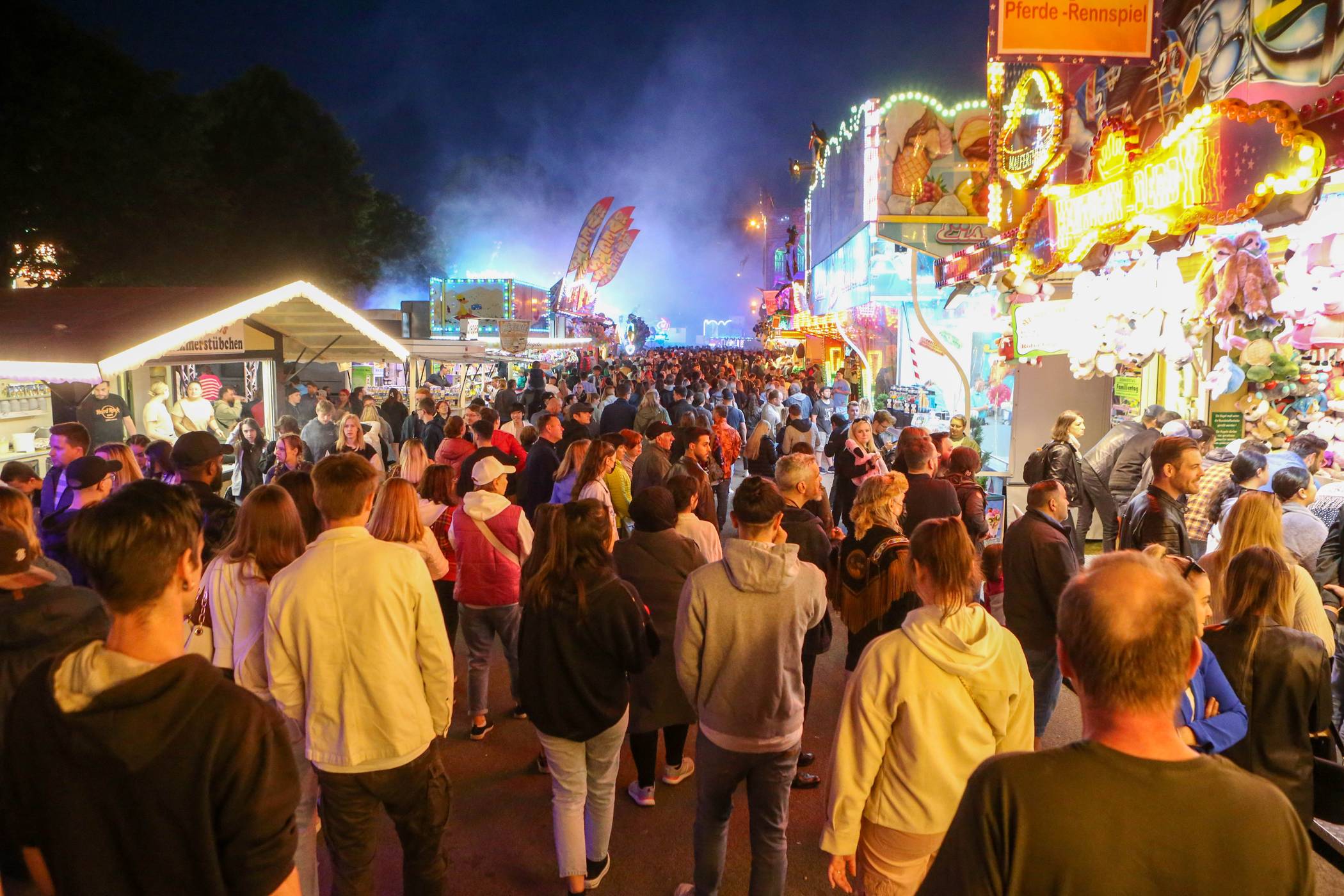Nach Influencer-Aufruf: Kirmes: Stadt erlässt Ordnungsverfügung gegen Menschenansammlung