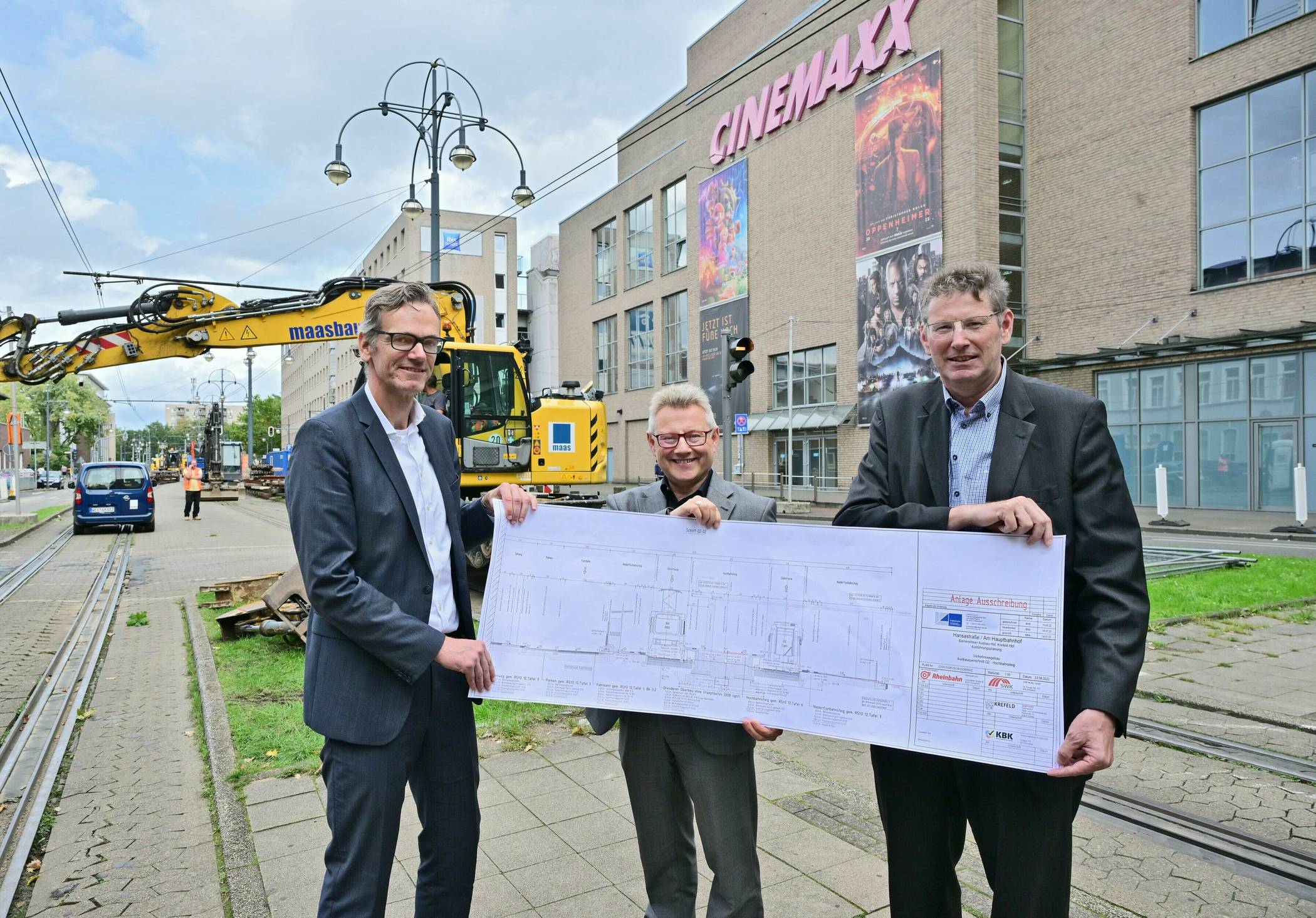 Starten den Umbau: (v.l.) SWK Mobil-Geschäftsführer Guido Stilling, Rheinbahn-Vorstand Michael Richarz sowie Klaus Hering, Abteilungsleiter Investitionsförderung beim VRR.