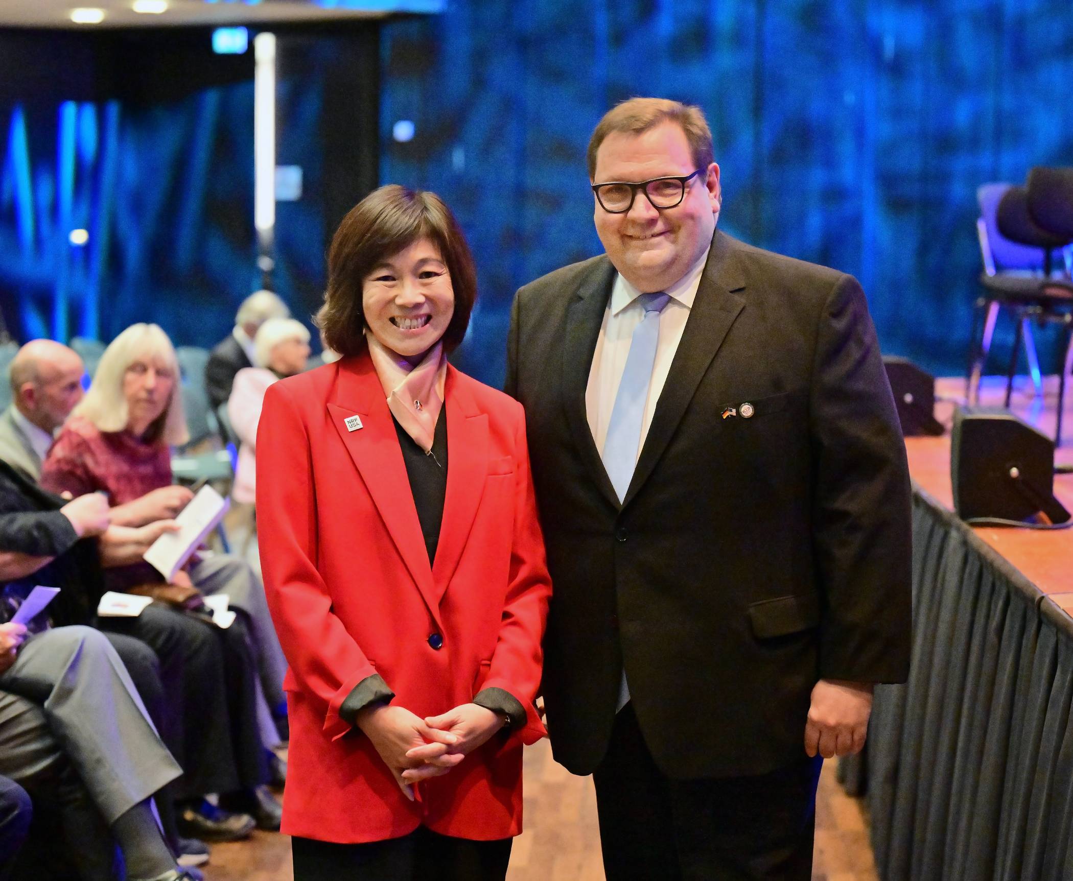  US- Generalkonsulin Pauline A. Kao und Oberbürgermeister Frank Meyer beim Festkonzert zum Tag der Deutschen Einheit im Seidenweberhaus. Foto: Stadt Krefeld, A. Bischof  