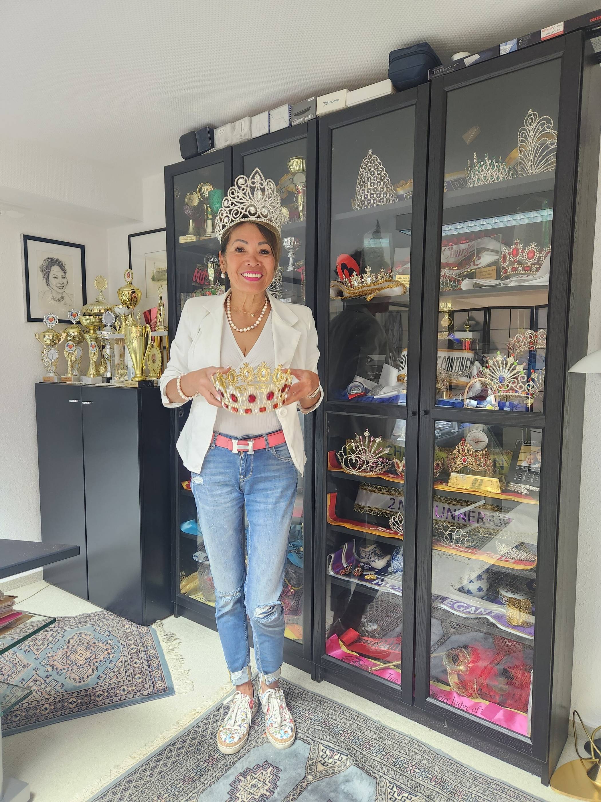 Ein echter Prinzessinnentraum ist die Vitrine von Christina Krawczyk-Aguilar, in der sie ihre Schärpen, Krönchen, Diademe und Pokale aufbewahrt. Foto: Grammatikou