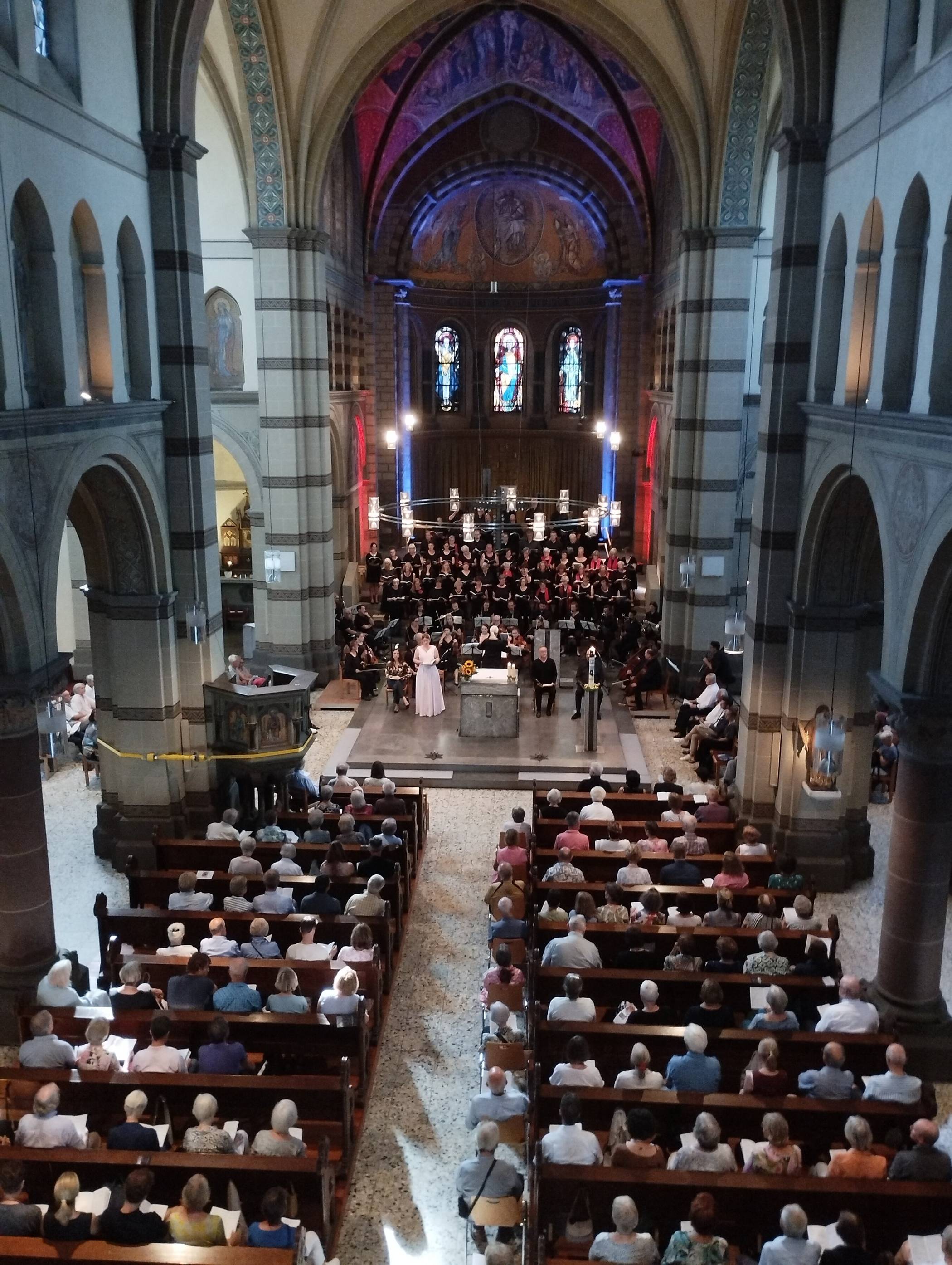 Das Foto zeigt das Chorprojekt bei der Aufführung Paulus-Oratoriumin St. Laurentius Odenkirchen.  