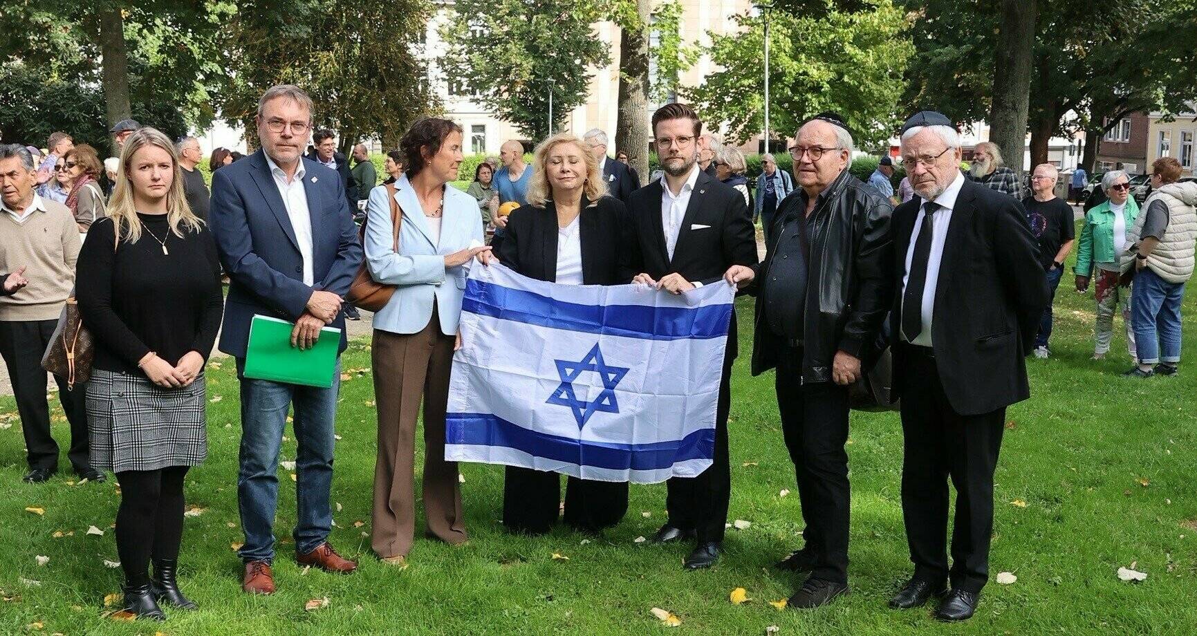  Bei der Kundgebung in Mönchengladbach (v.l.): Vanessa Odermatt MdL, Superintendent Dietrich Denker, Viersens Bürgermeisterin Sabine Anemüller, Dr. Lea Floh von der Jüdischen Gemeinde, Mönchengladbachs Oberbürgermeister Felix Heinrichs, Armin Schuster und Wolfgang Bußler von der Gesellschaft für christlich-jüdische Zusammenarbeit. 