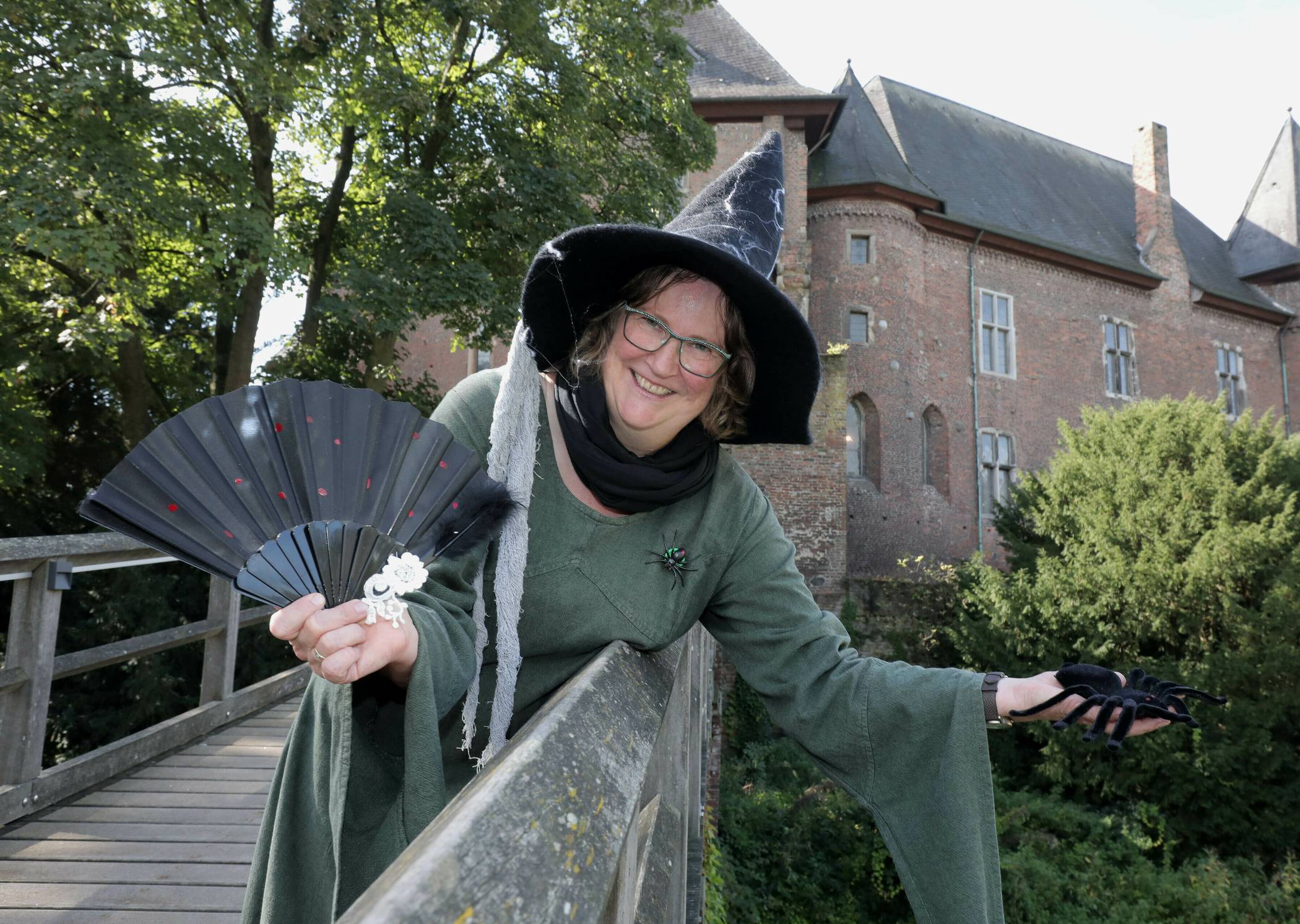 Läd auf Burg Linn ein: Inge Reuter als Hexe Alruna Adrianstochter Pommegranata. Foto: Stadt Krefeld, Dirk Jochmann