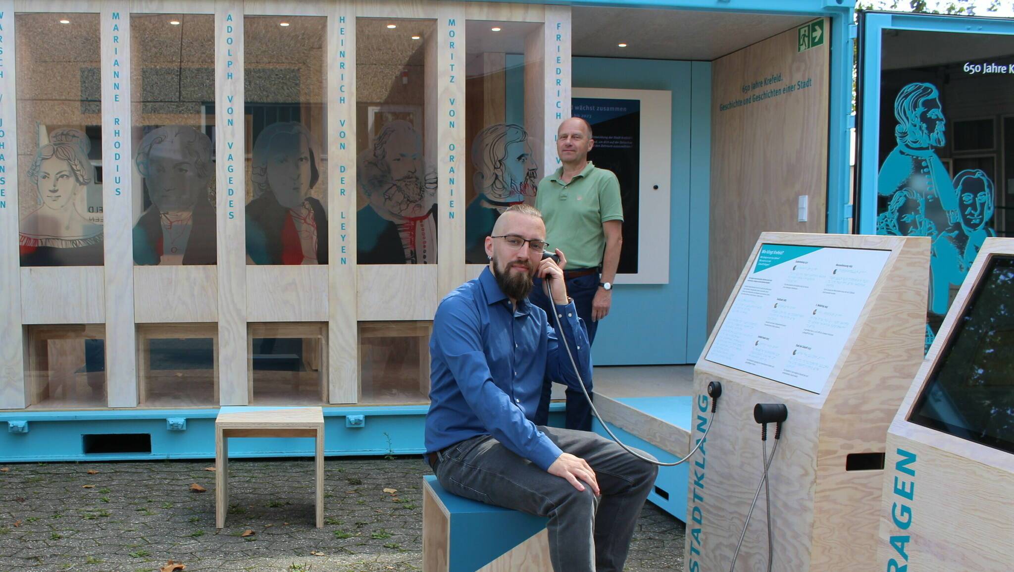 Am aufklappbaren Museumscontainer: Historiker John Leonard