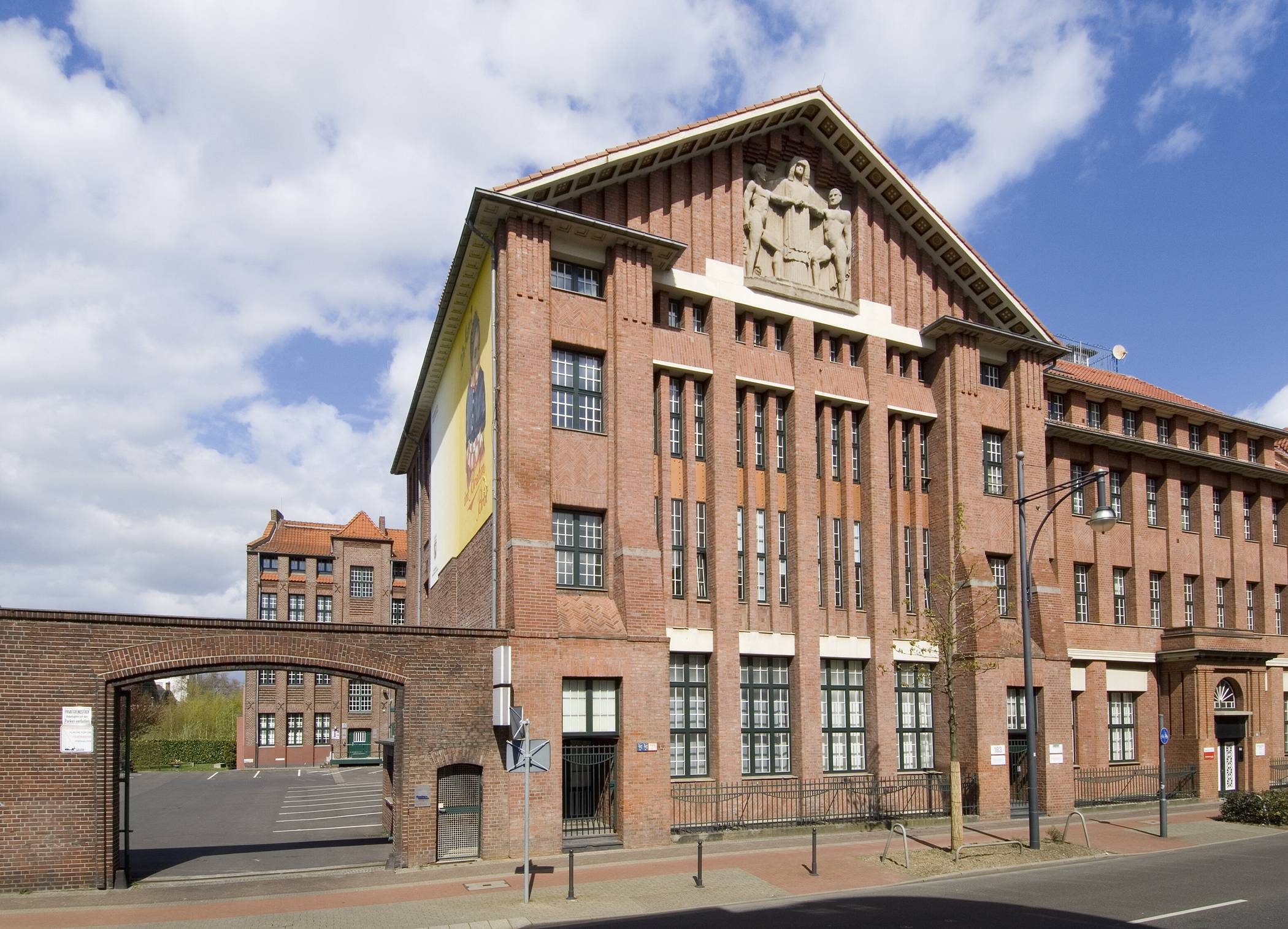  Die ehemalige Im Brahm Brotfabrik an der Ritterstraße beherbergt heute Ateliers und Werkstätten.   