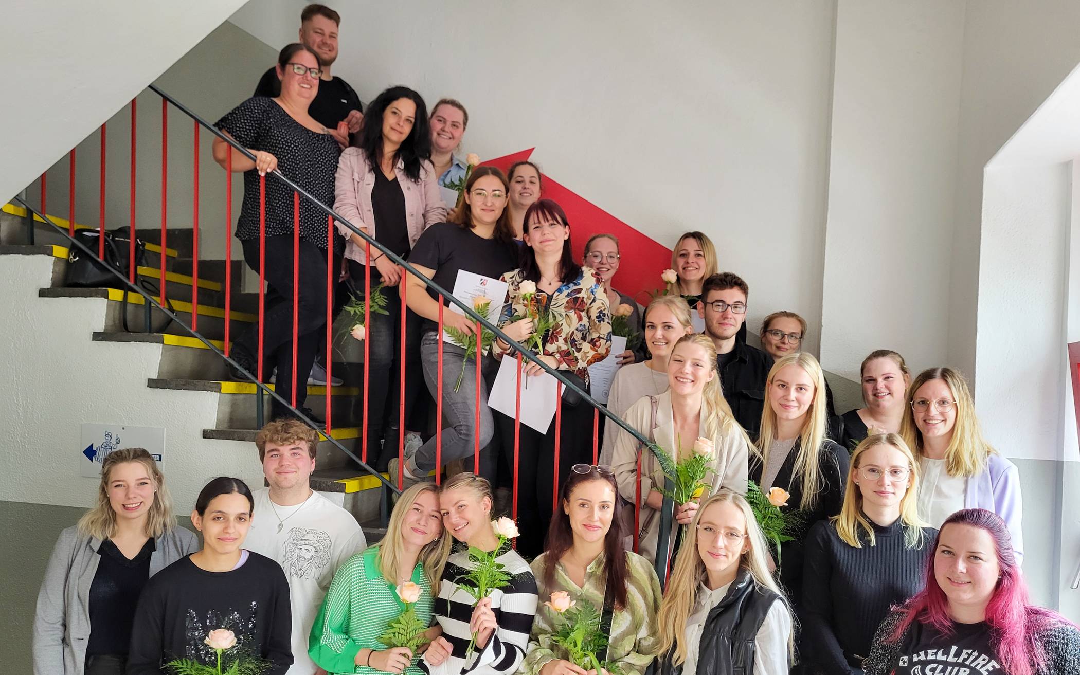  21 Pflegefachfrauen und -männer haben ihre Ausbildung an der AGP Viersen erfolgreich abgeschlossen.  