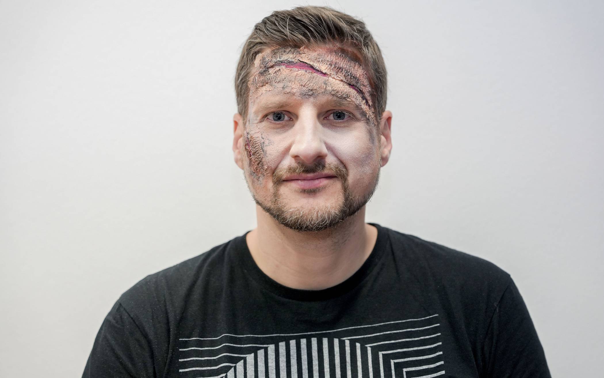 Weiße Aqua-Schminke sorgt für die gewisse Blutleere...