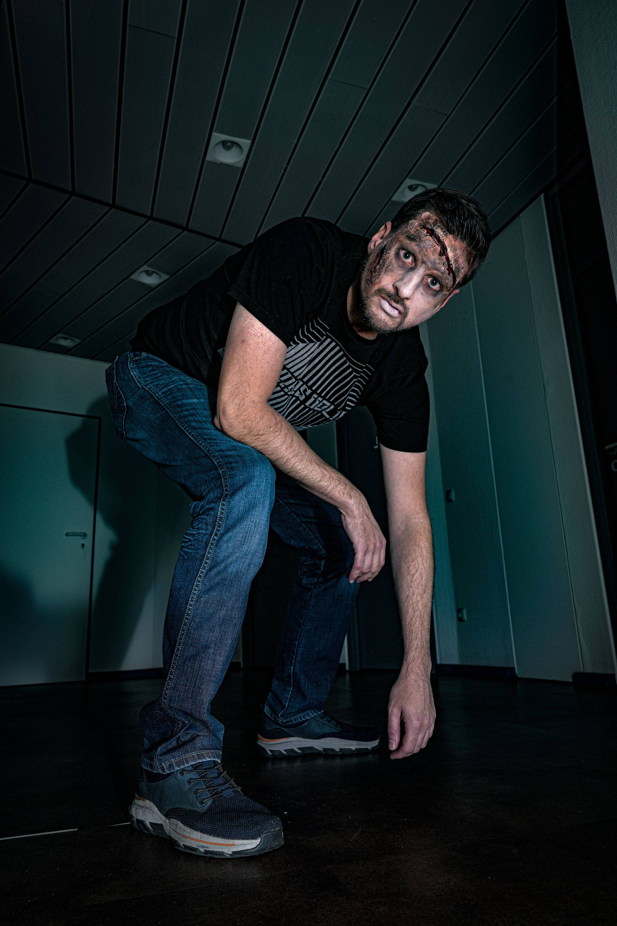 Mit diesem Zombie-Make up macht man an Halloween eine gute Figur. Unsere Kollegin Indra...