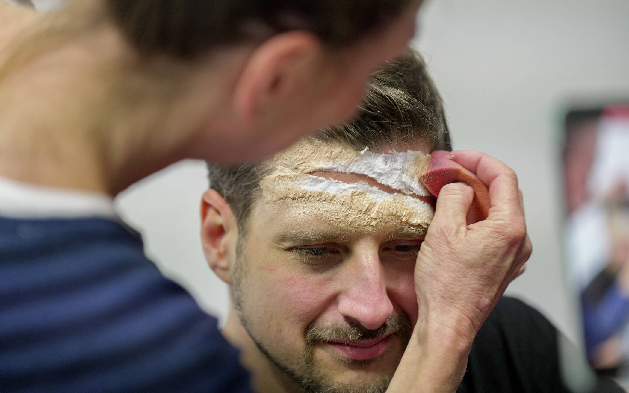 Make up auf ein Schwämmchen geben und nach und nach das weiße Küchenpapier dem...