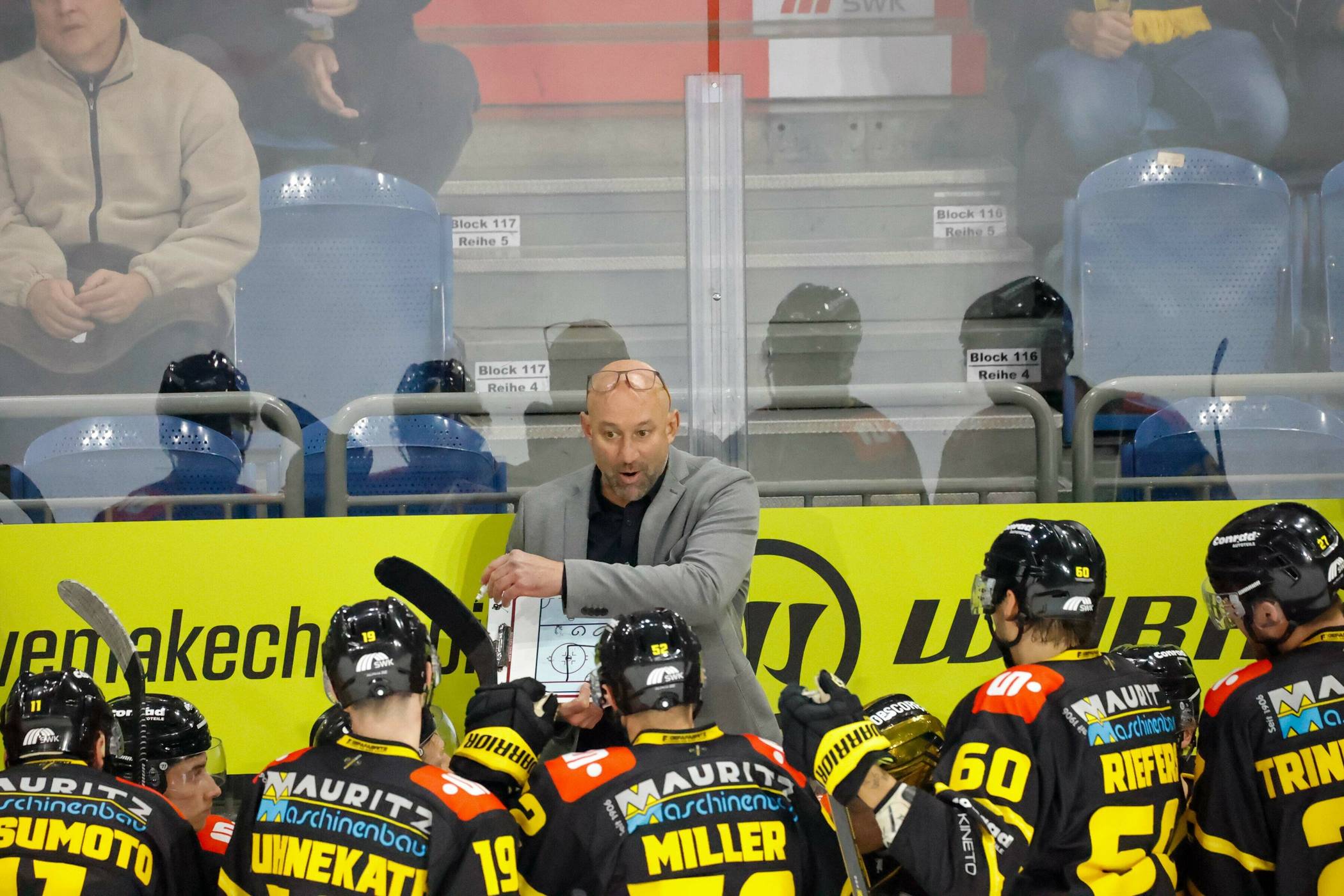  Interims-Cheftrainer an der Bande. Foto: samla  