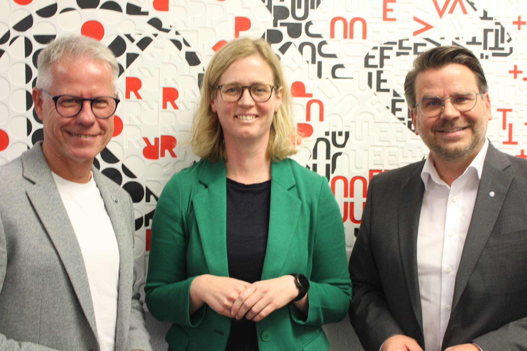 Geben Rückmeldung vom Ausbildungsmarkt: (v.l.) der Hauptgeschäftsführer der IHK Mittlerer Niederrhein Jürgen Steinmetzt, die Vorsitzende der Agentur für Arbeit Krefeld Dr. Sarah Borgloh und der Geschäftsführer der Kreishandwerkerschaft Niederrhein Thomas Gütgens. Foto: Müller