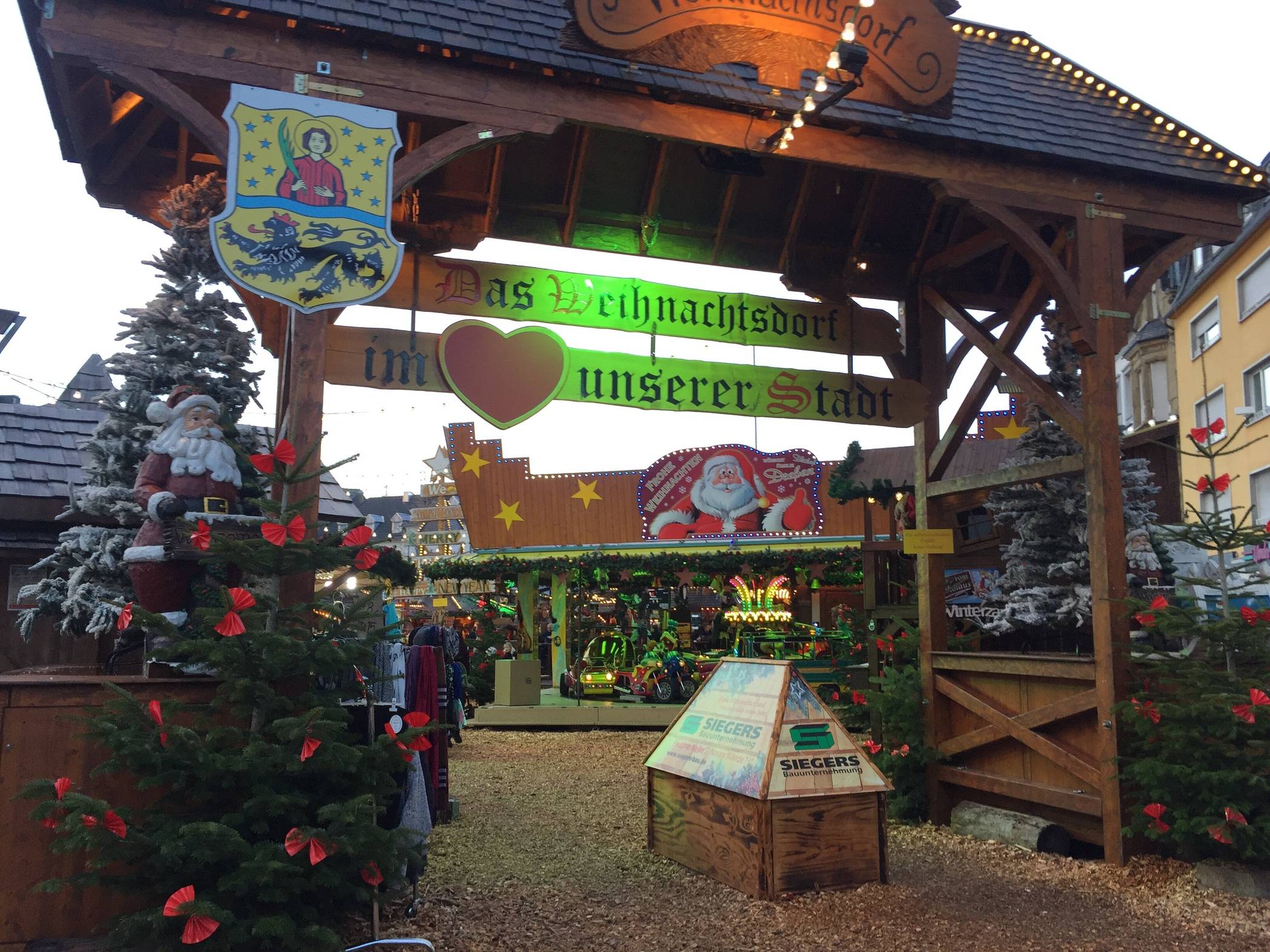 Ins Weihnachtsdorf auf dem Alten Markt führen auch in diesem jahr wieder die beiden geschmückten Eingangsportale.  
