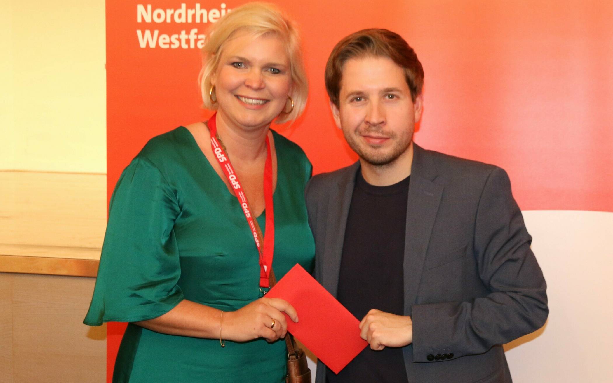 Chantal Messing, Vorsitzende der SPD Meerbusch, mit SPD-Generalsekretär Kevin Kühnert auf der Europadelegiertenkonferenz der NRW SPD.   
