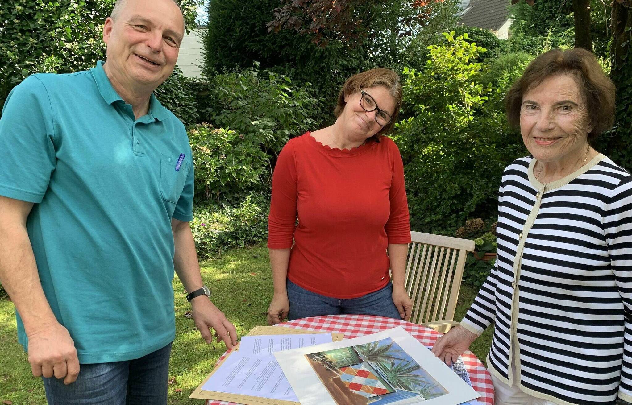  Fröhliche Materialsichtung im Garten: Eri Krippner (r.) übergab kürzlich zahlreiche Dokumente, Fotos, Bücher und künstlerische Arbeiten an Stadtarchivar Michael Regenbrecht und seine Mitarbeiterin Sandra Wilting.   
