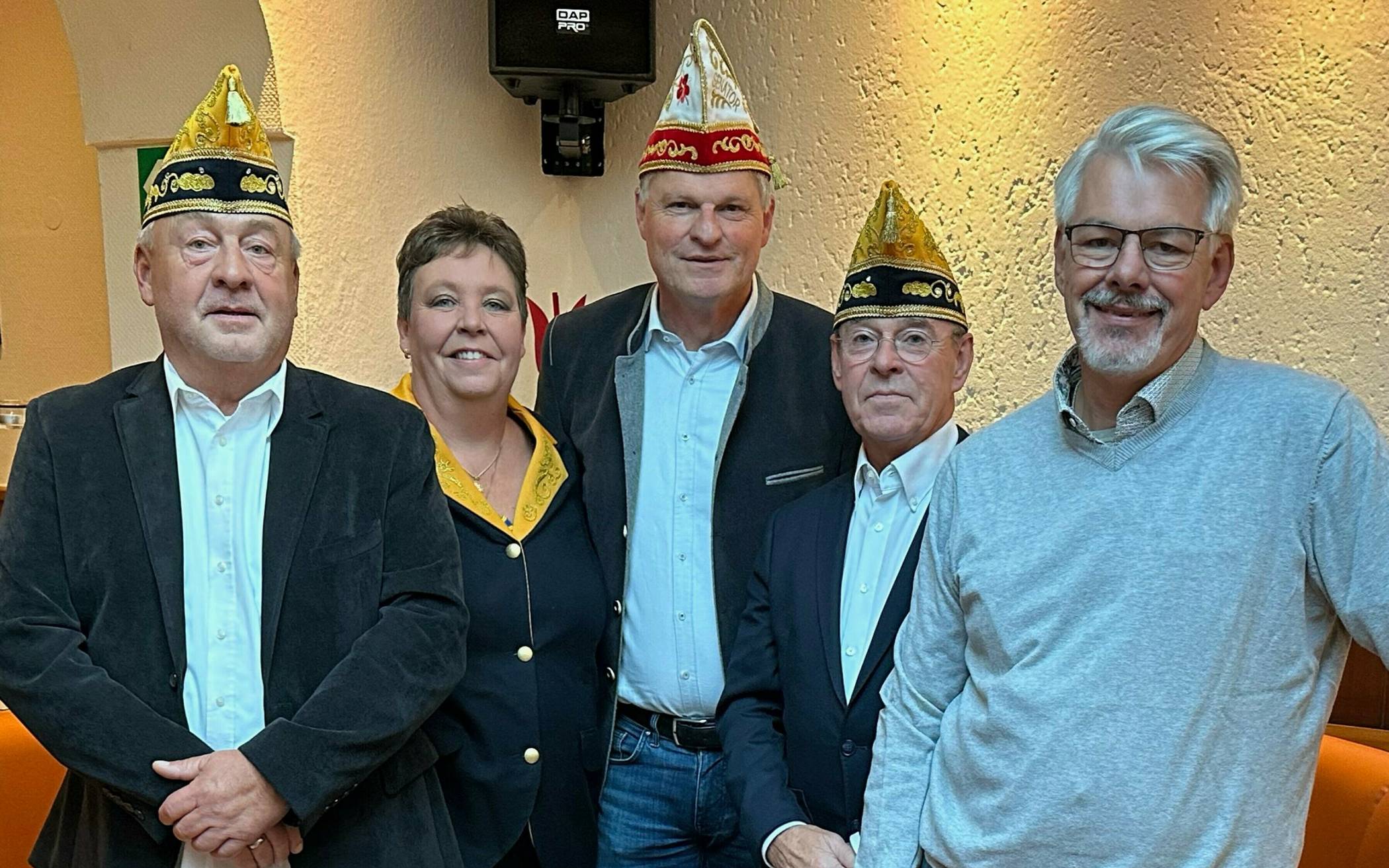  Der Vorstand unter Leitung von Präsident Peter Hillekes (2.v.l.) präsentieren den neuen Ritter mit dem goldenen Vierscher Herz, Elmar Orta (Mitte). 