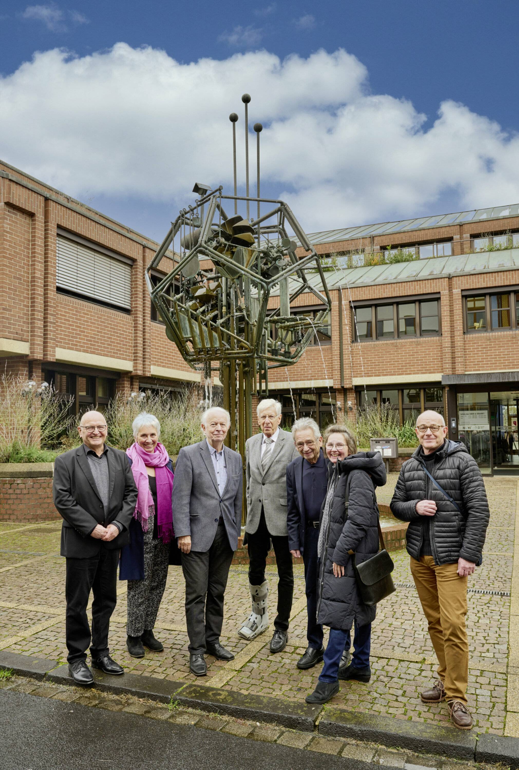 Trafen sich zum Jubiläum „40 Jahre Brunnen Energiebündel“ (v.l.): Ernst  und Gabi Eichler, Albert Pauly, Peter Schade, Gernot und Barbara Rumpf sowie Udo Carmanns (NEW). 
