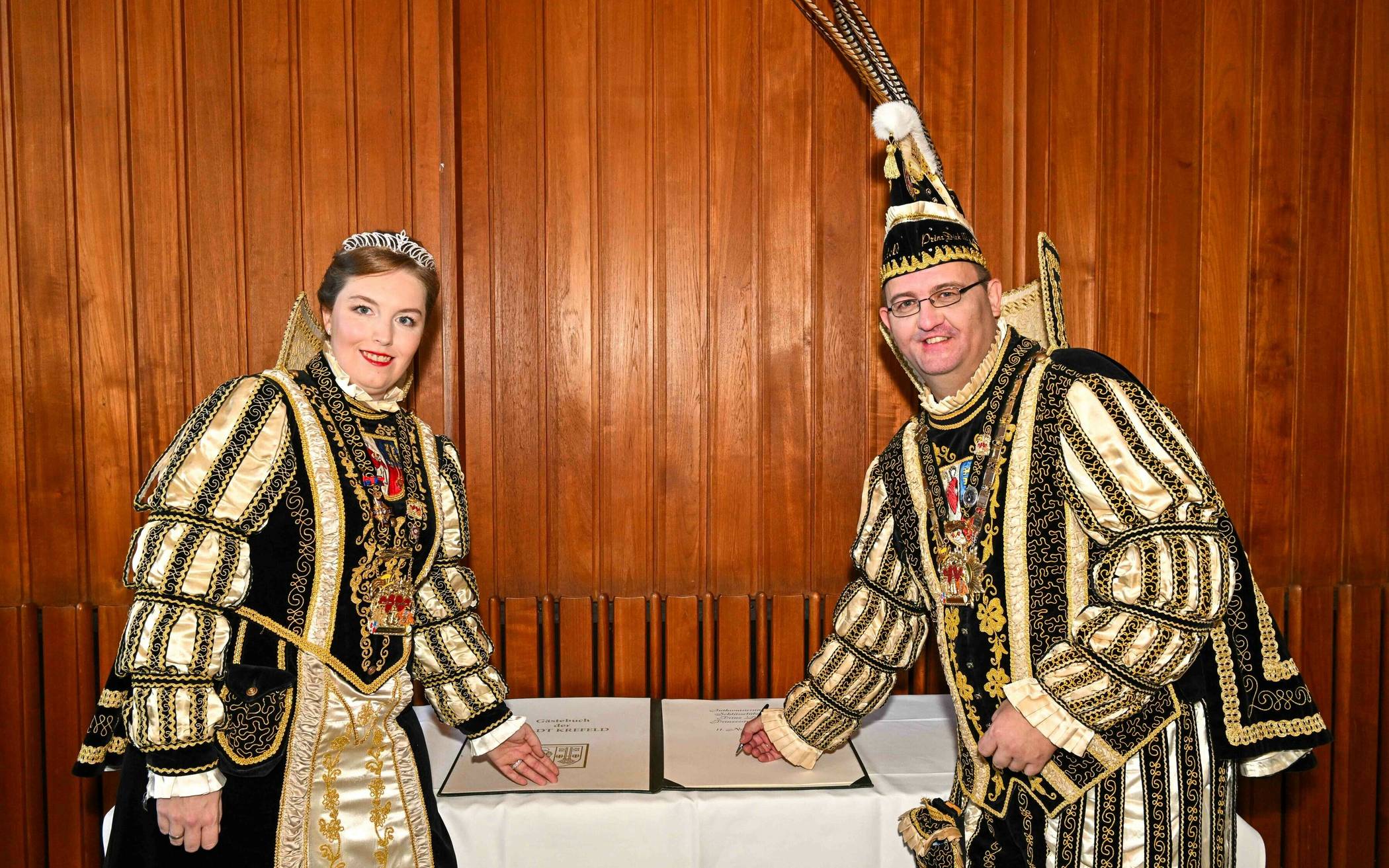 Der Rathausschlüssel ist an das Krefelder Prinzenpaar Dirk III. und Steffi II....