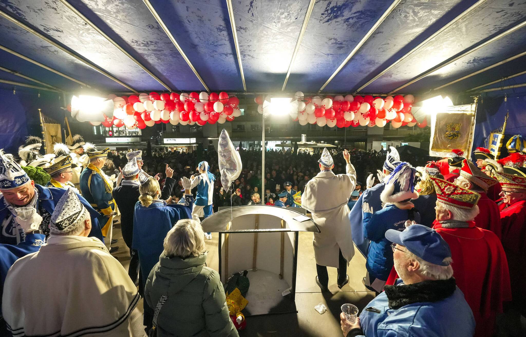 Mönchengladbach hat die Session 2023/24 eröffnet. Auf dem Sonnenhausplatz feierten...