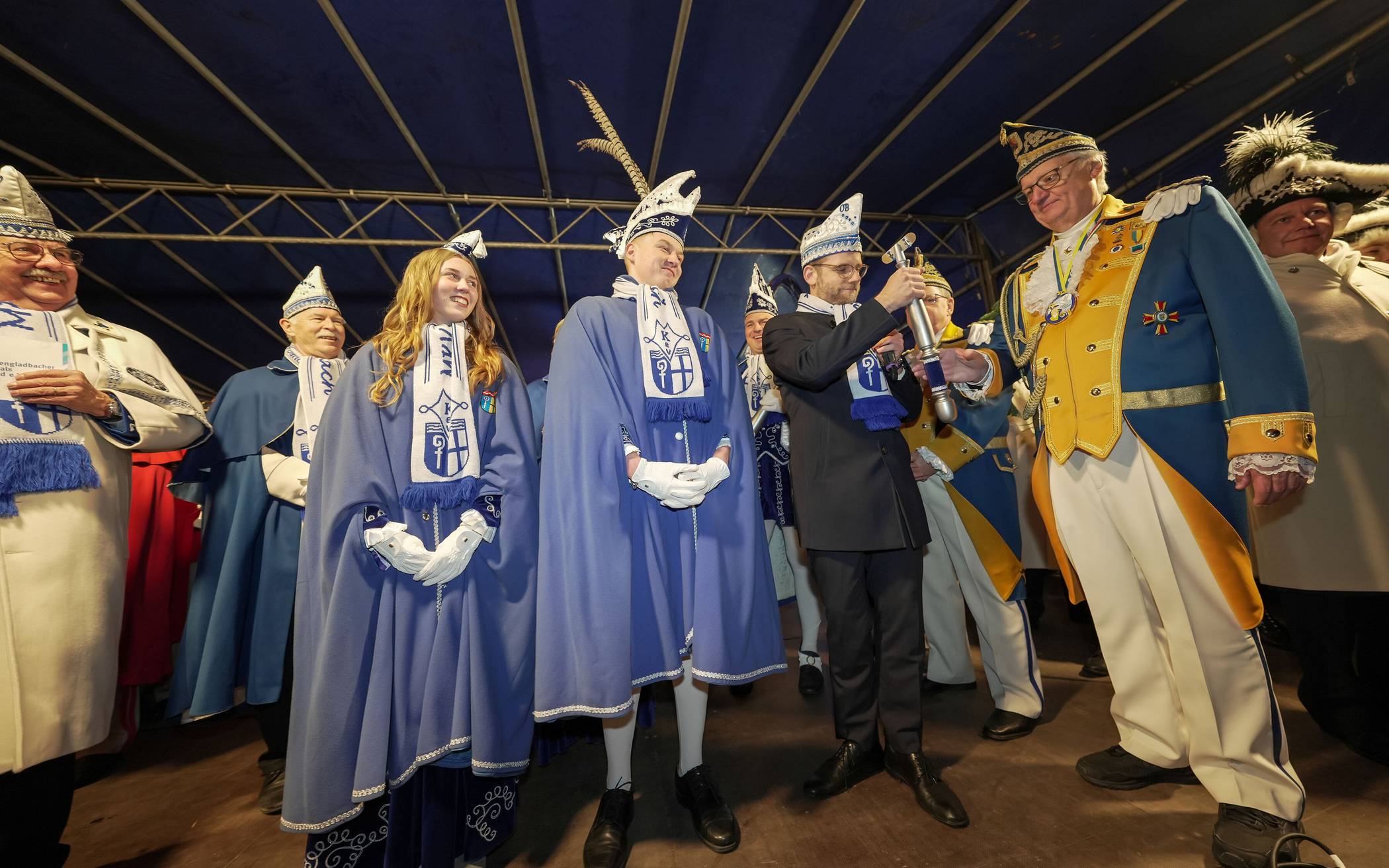 Für das Kinderprinzenpaar Marlon I. und Lea I. wird es ernst: Der Prinz wird entfedert....