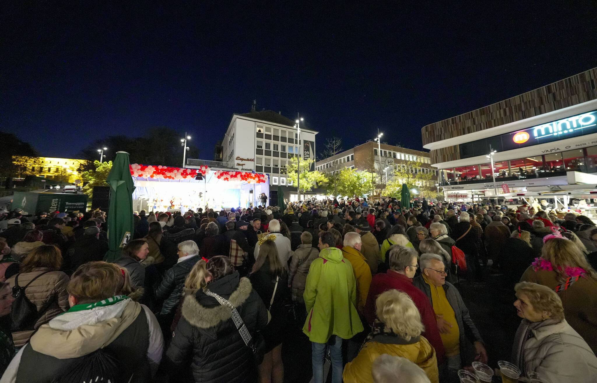 Der Wettergott hatte ein Einsehen mit den Karnevalisten. Es blieb den ganzen Abend...