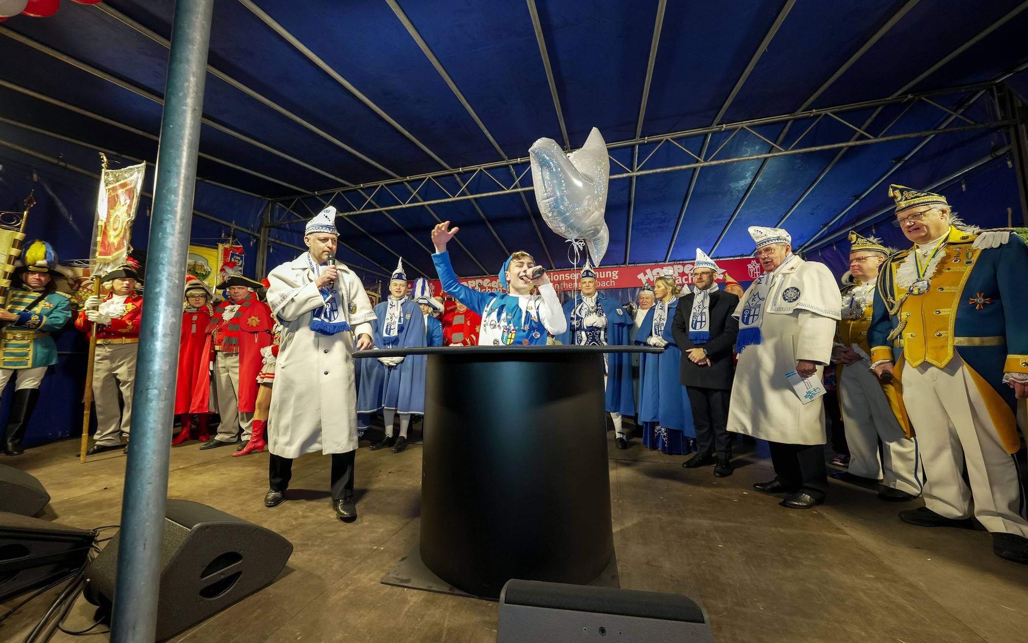 Bühne frei für Hoppediz Niklas, der diesmal seinen Winterschlaf in einem Zylinder...