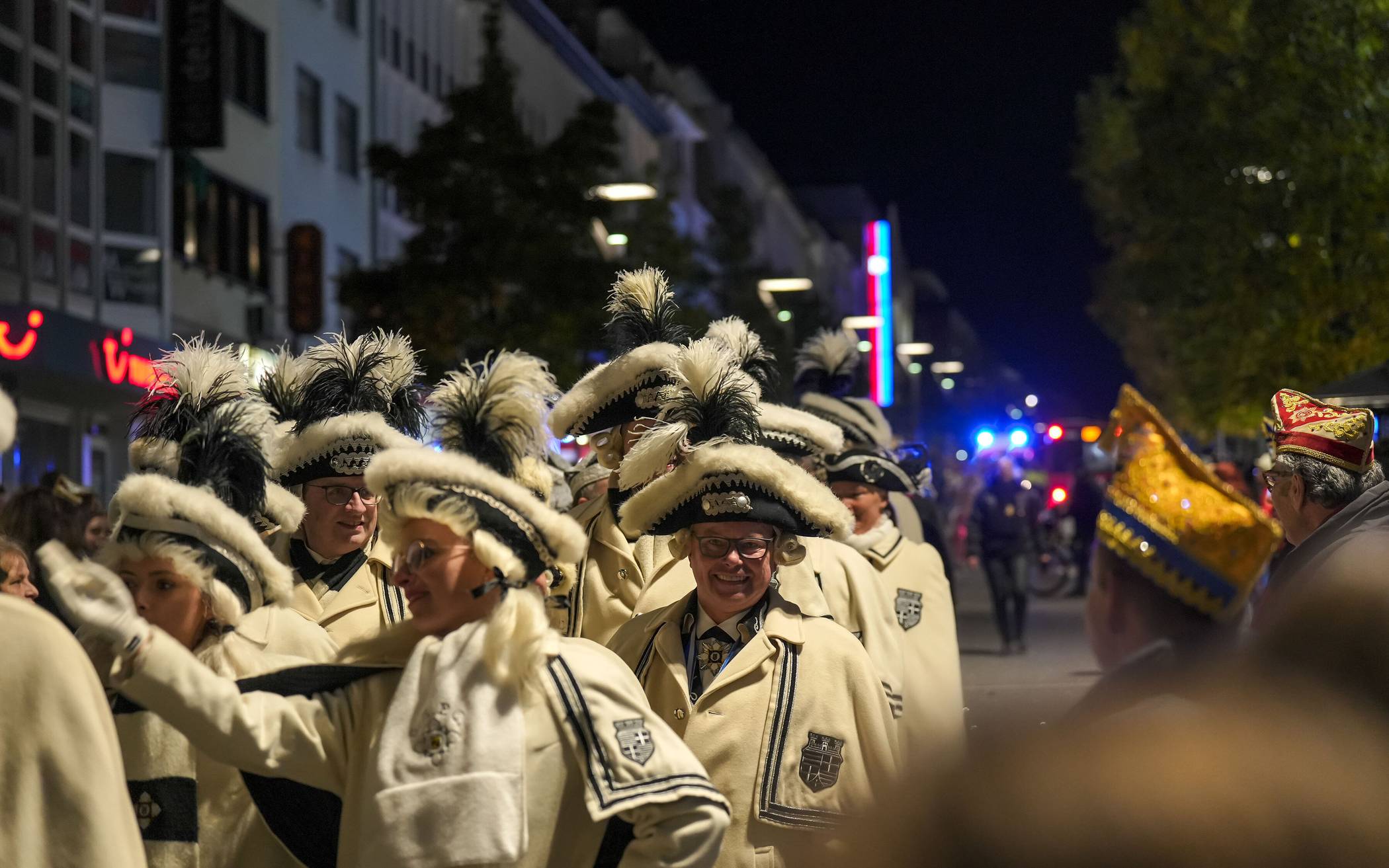 Traditionell marschieren die beiden Prinzengarden, die Standartenträger der KGs, die...