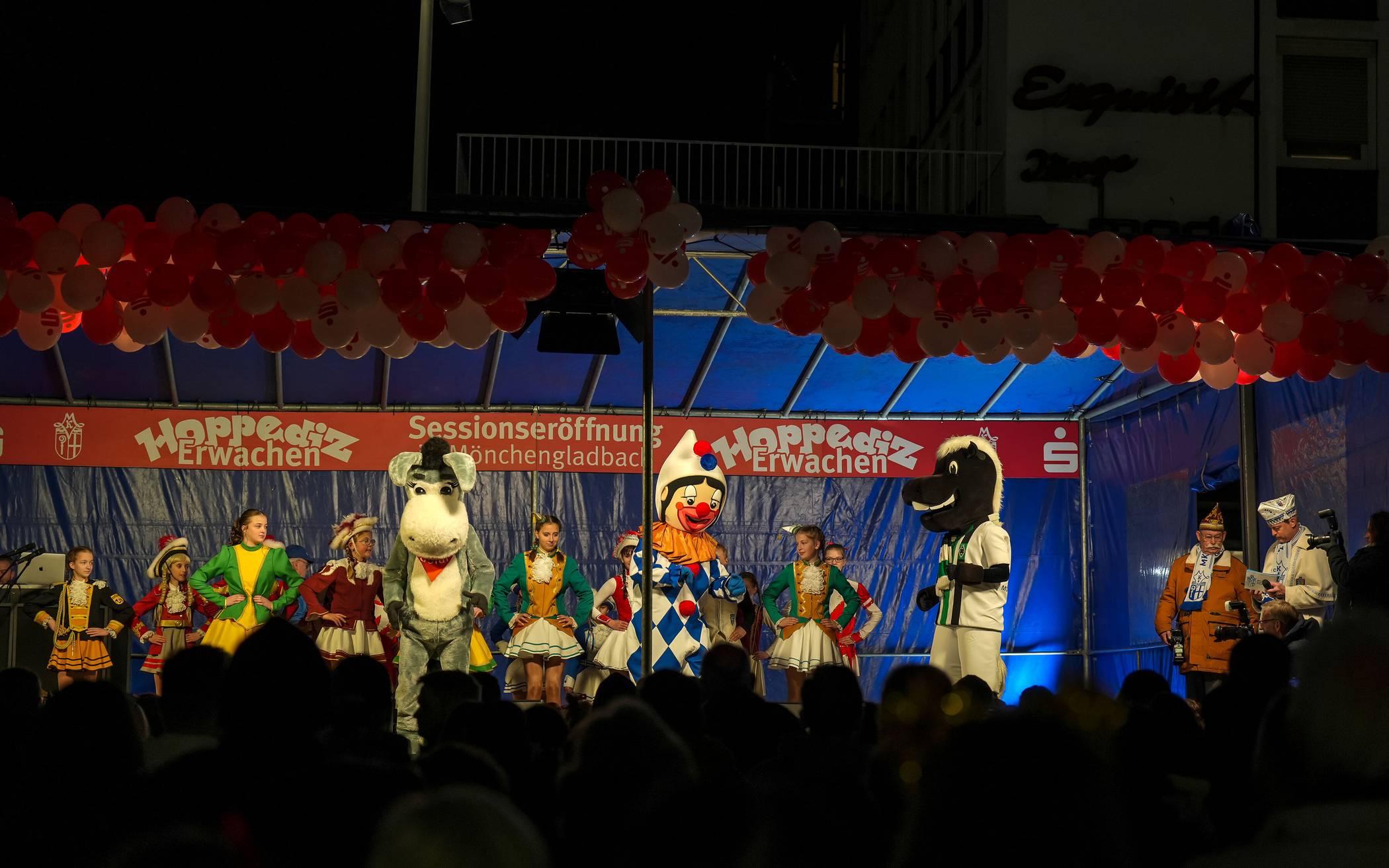 Die Maskottchen sind fit für die Session: Goldi von der Stadtsparkasse, Bernie vom MKV...