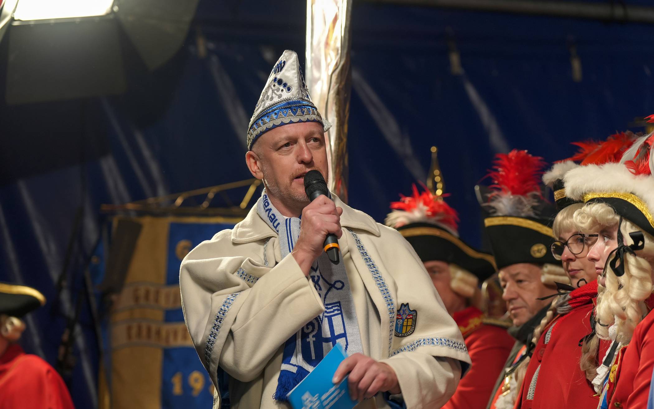 Sitzungspräsident Thomas Schmitz führte durch das...