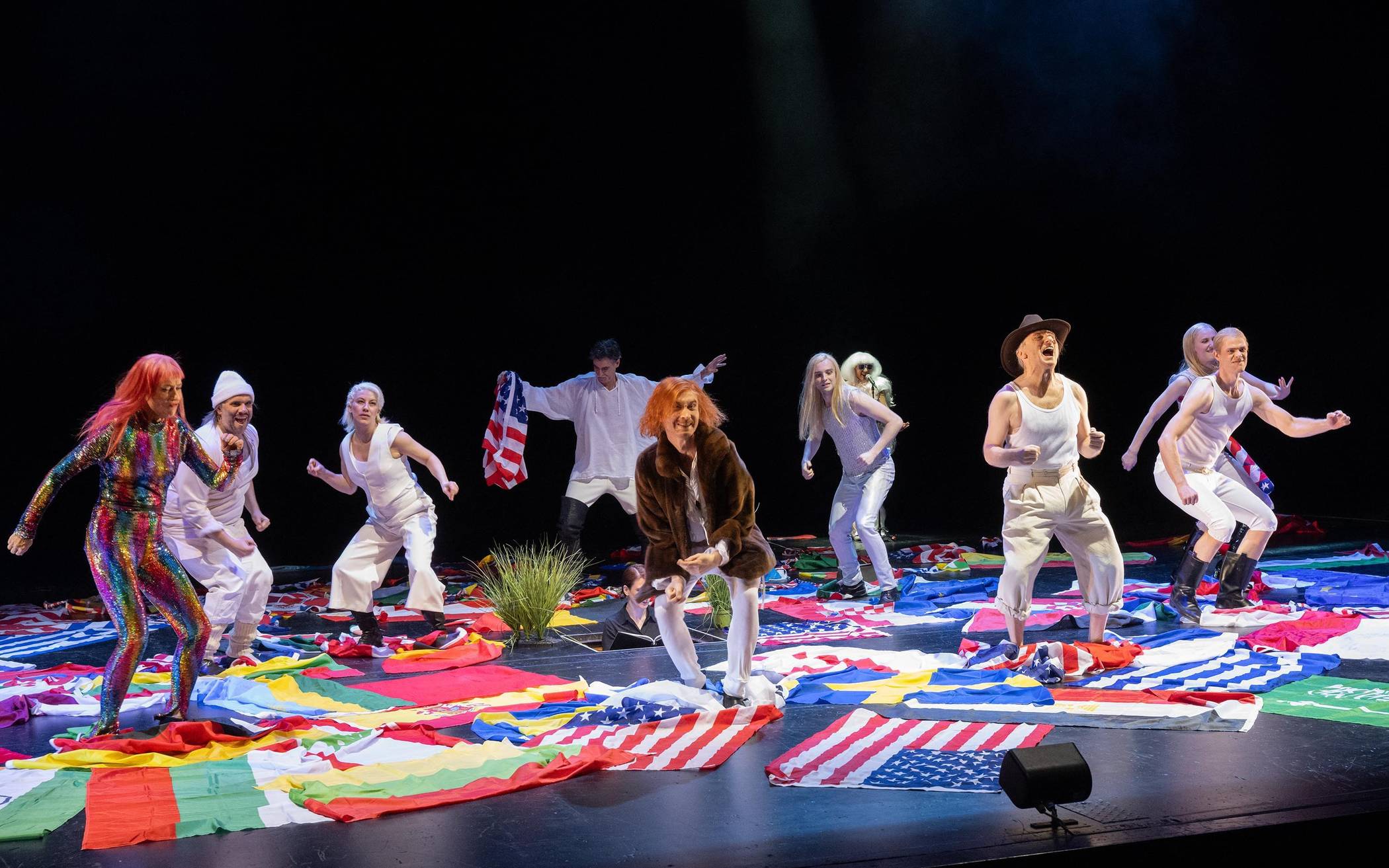 Ausgelassen: die Waldgesellschaft tanzt unbeschwert. Hier