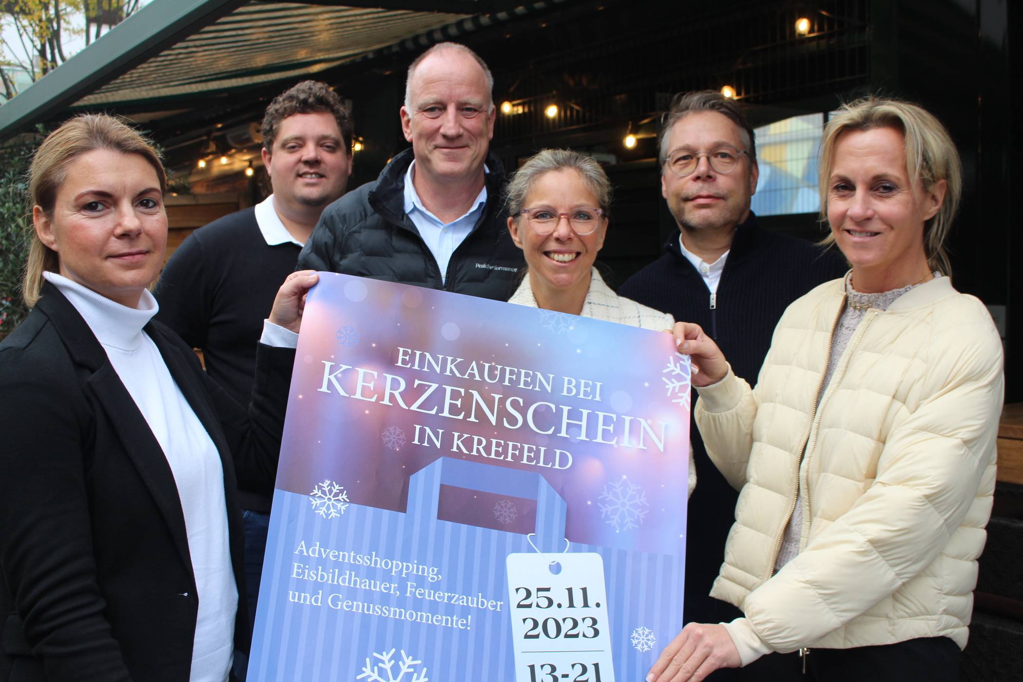 Laden freundlich zum Einkauf bei Kerzenschein ein: der Vorsitzende der Werbegemeinschaft Christoph Borgmann (3.v.l.) und seine Mitstreiter (v.r.) Sandra Lemke, Marcus Stocks, Anne Schmitz, David Reiners und Teresa Mendes-Meyer.