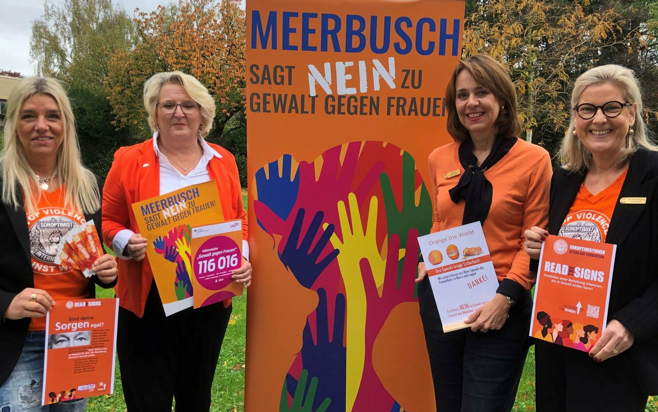 Zum Orange Day am 25. November wollen die städtische Gleichstellungsbeauftragte Claudia Müllejans (2.v.l.) und die Soroptimistinnen Sandra Sperlinger, Svea Kordt und Inge Grothe-Rosenberg (v.l.) über das Thema Gewalt an Frauen informieren und auf Hilfsangebote aufmerksam machen. 