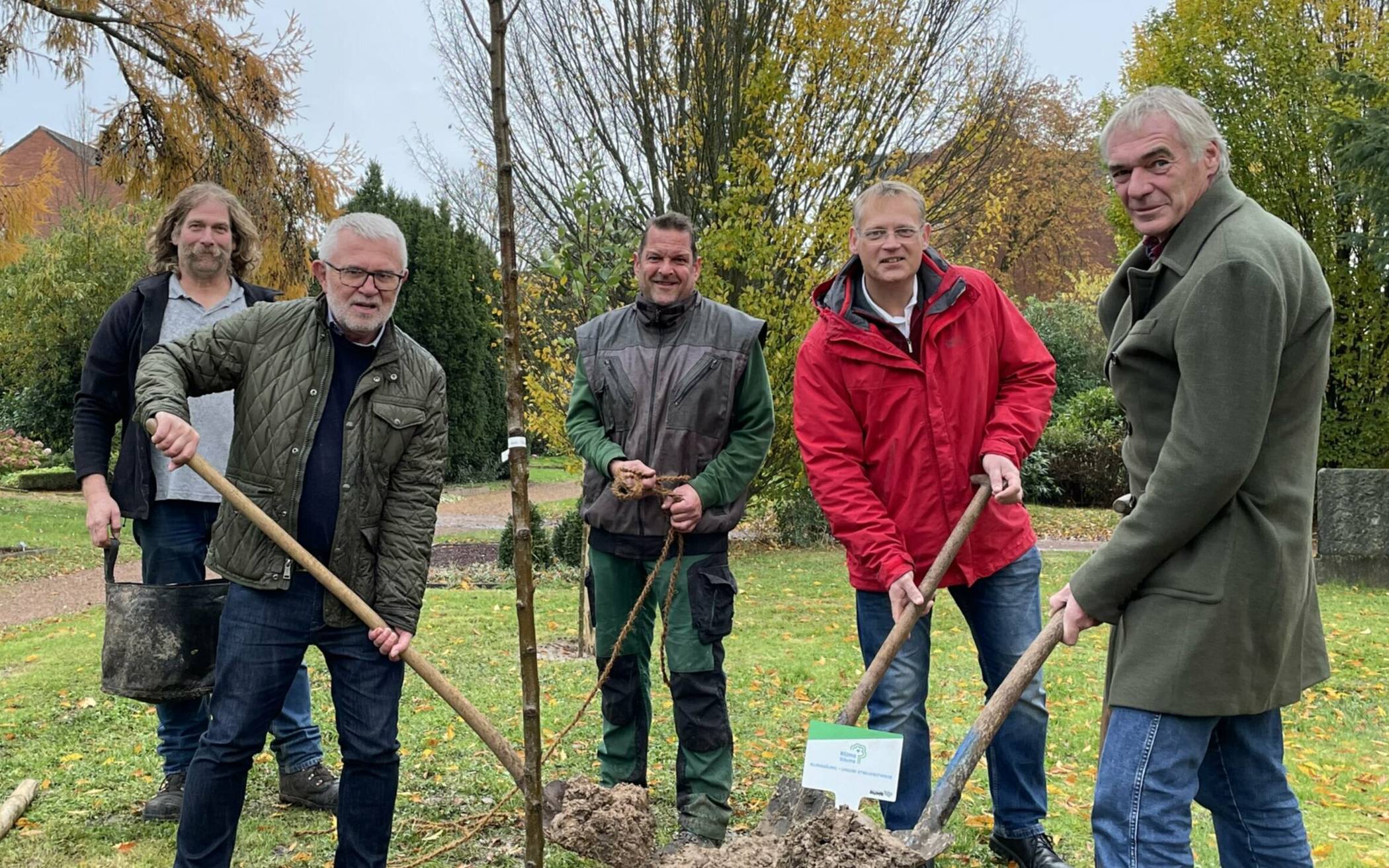 Arne Becker, Ulrich Leikefeld, Ralf Lubitz, Frank Rusch und Ralf Köpke pflanzten die Klimabäume ein. 