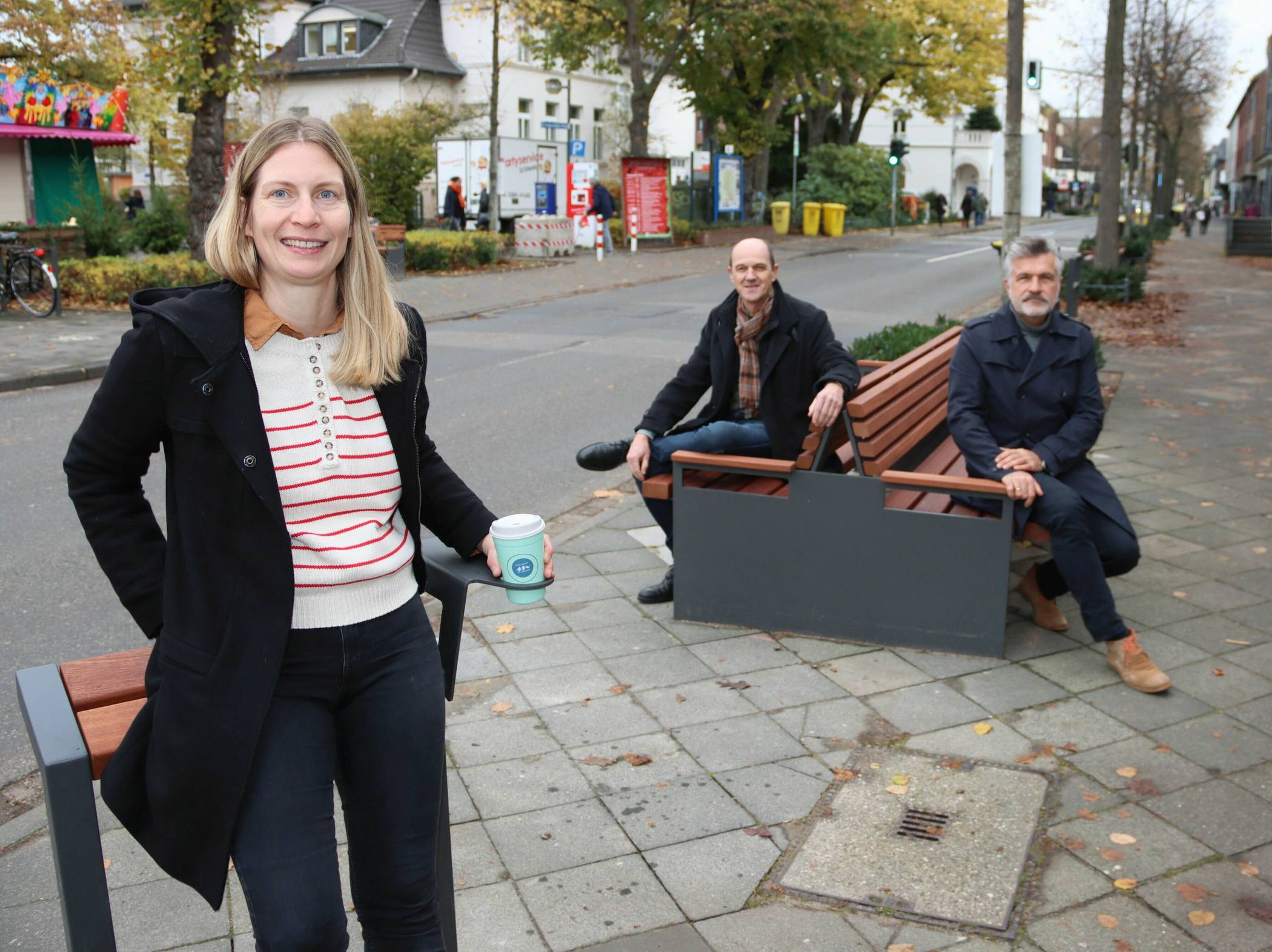  Anika Kleinert vom Stadtmarketing sowie Michael Betsch, Leiter Servicebereich Grünflächen, und Markus Weidemann, Landschaftsarchitekt bei der Stadt Meerbusch (r.), zeigen sich zufrieden über die Aufwertung der Ortskerne durch das neue Stadtmobiliar. 