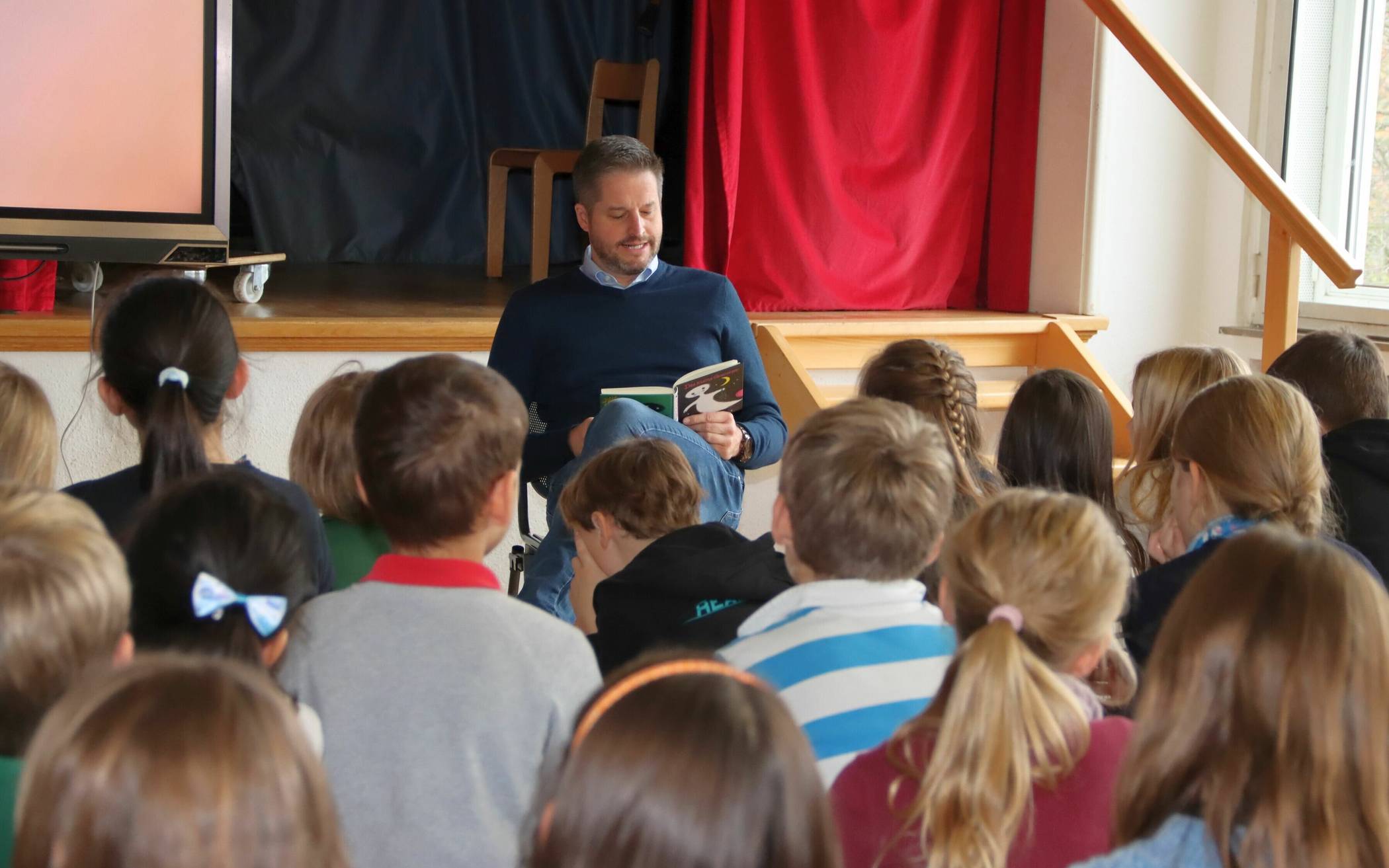Gespannt lauschen die Schülerinnen und Schüler