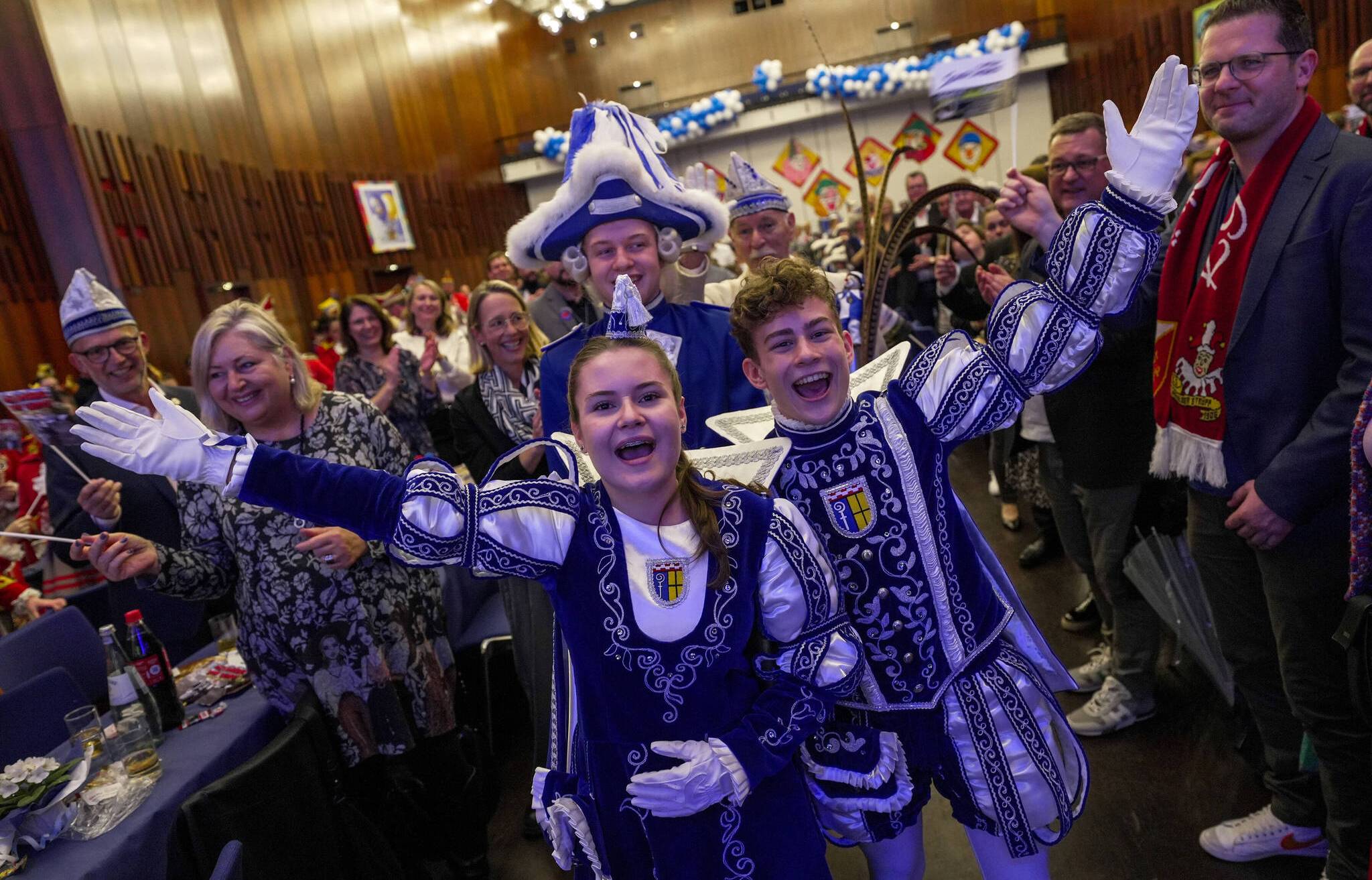 350 kleine und große Jecke feierten in der Kaiser-Friedrich-Halle die Proklamation von...