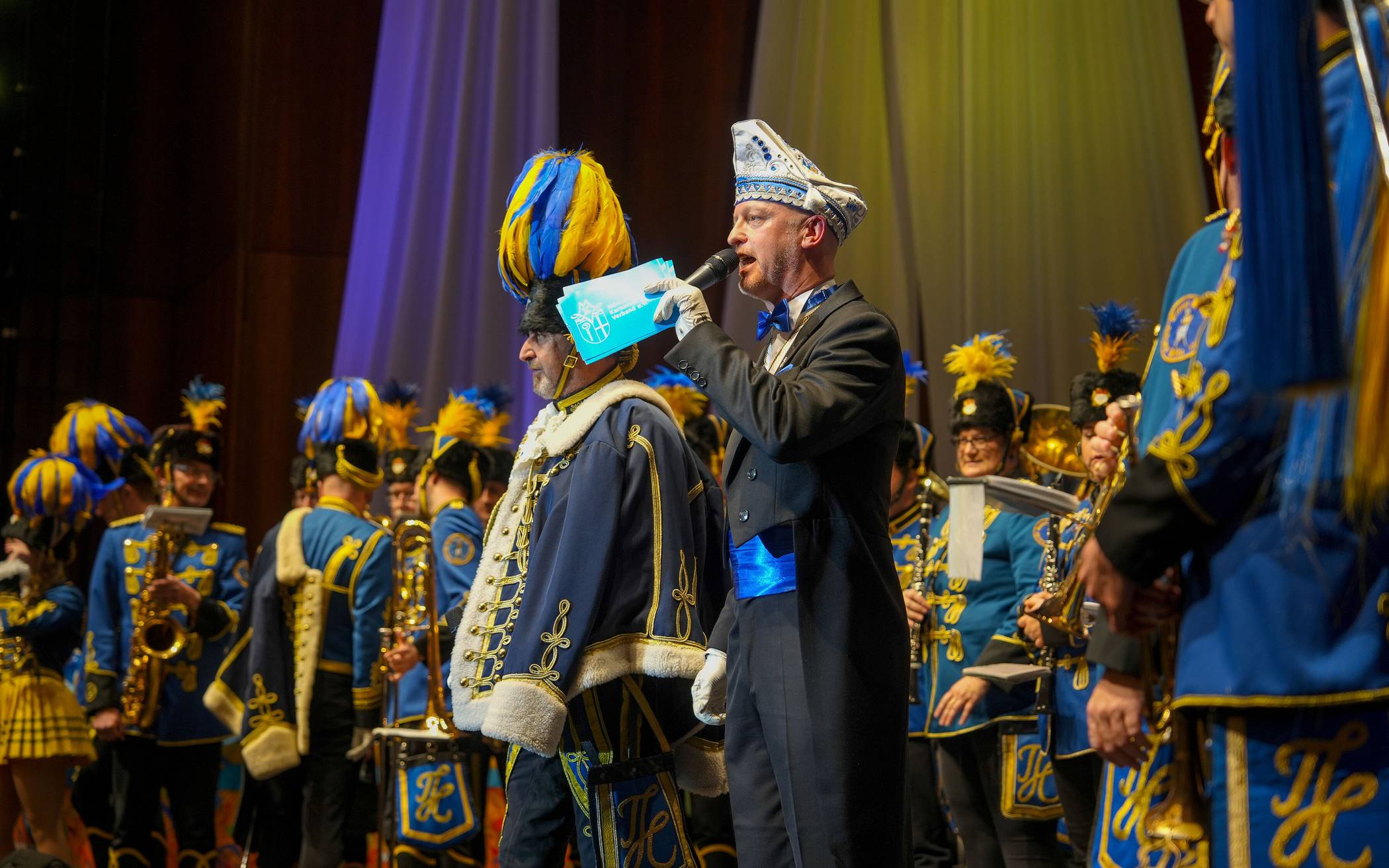 MKV-Sitzungspräsident Thomas Schmitz begrüßt die KG Treuer Husar Blau-Gelb von 1925...
