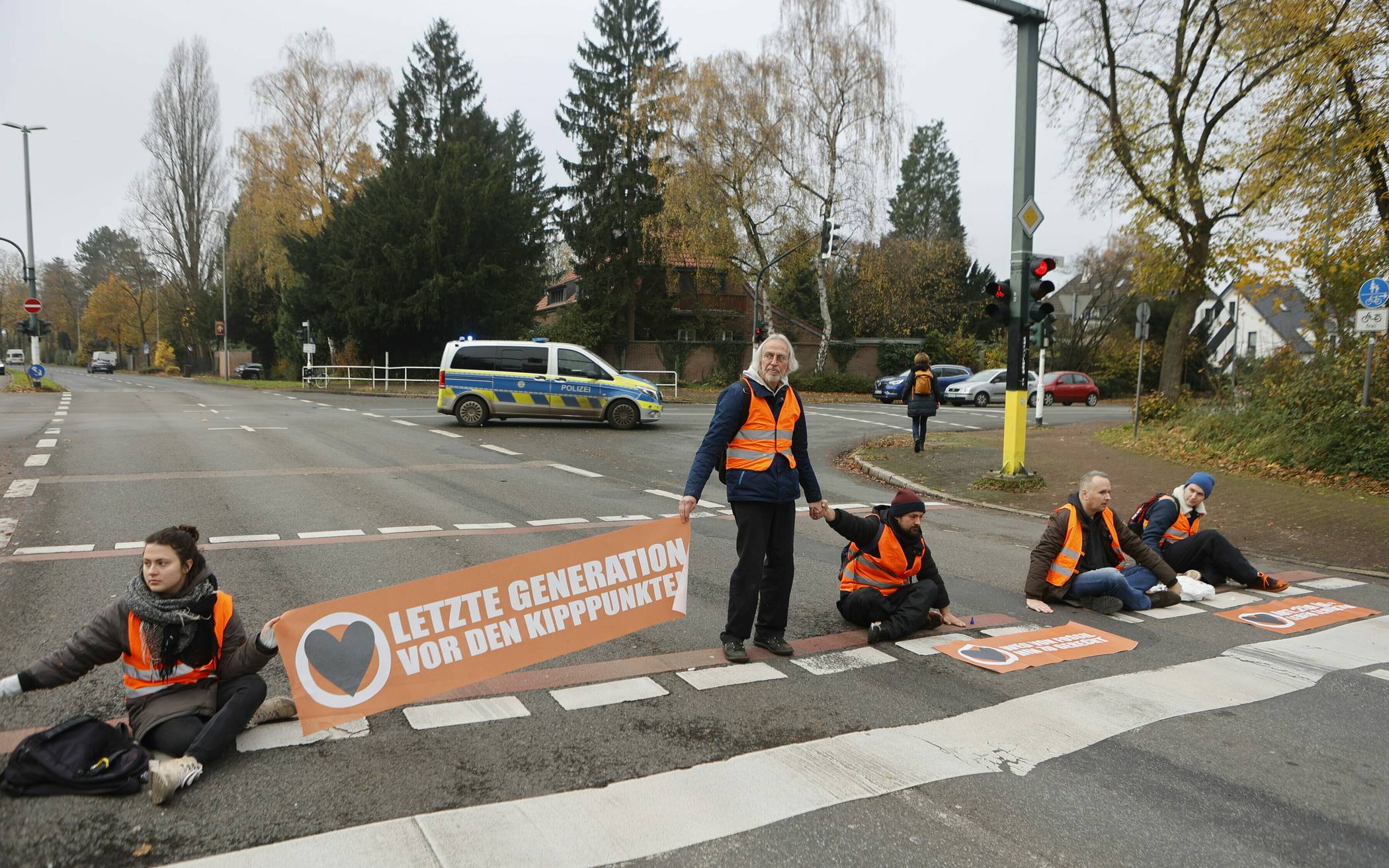 Klimakleber blockieren Europaring in Krefeld